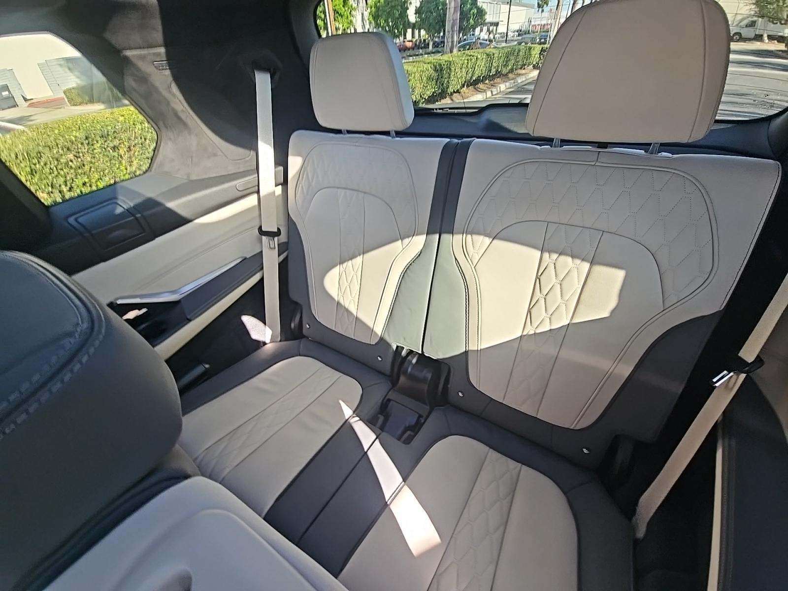 2023 BMW X7 M60i AWD