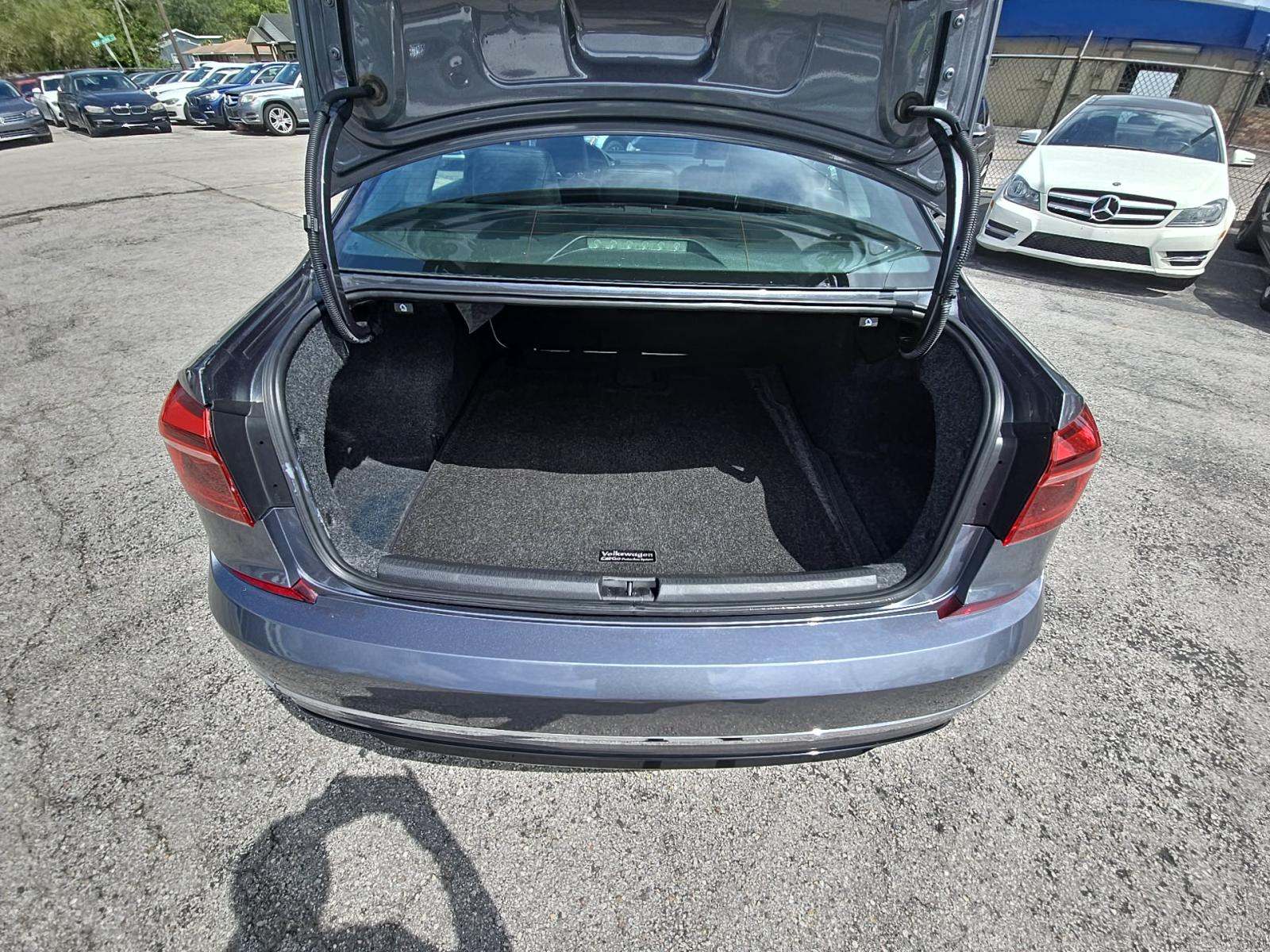 2017 Volkswagen Passat 1.8T R-Line FWD