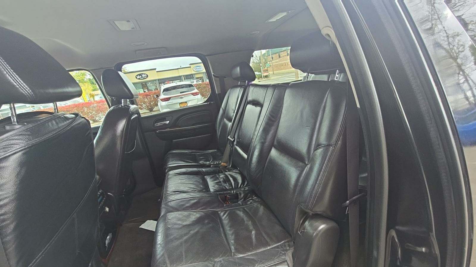 Cadillac Escalade ESV снимка Cadillac Escalade ESV