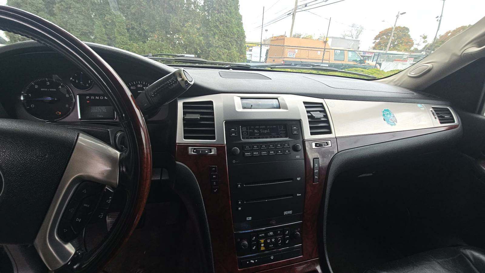 Cadillac Escalade ESV снимка Cadillac Escalade ESV