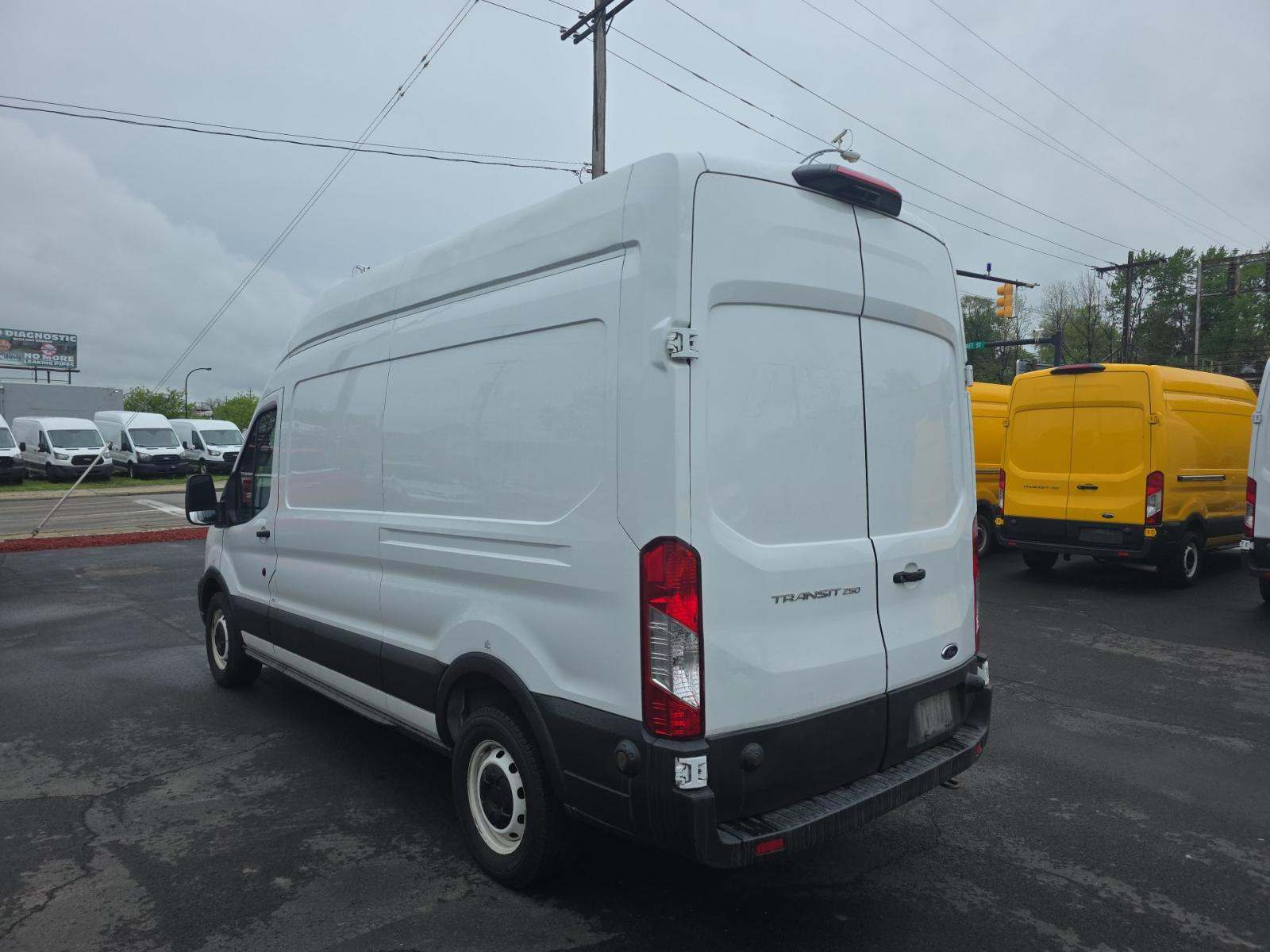 FORD TRANSIT 250 - 2