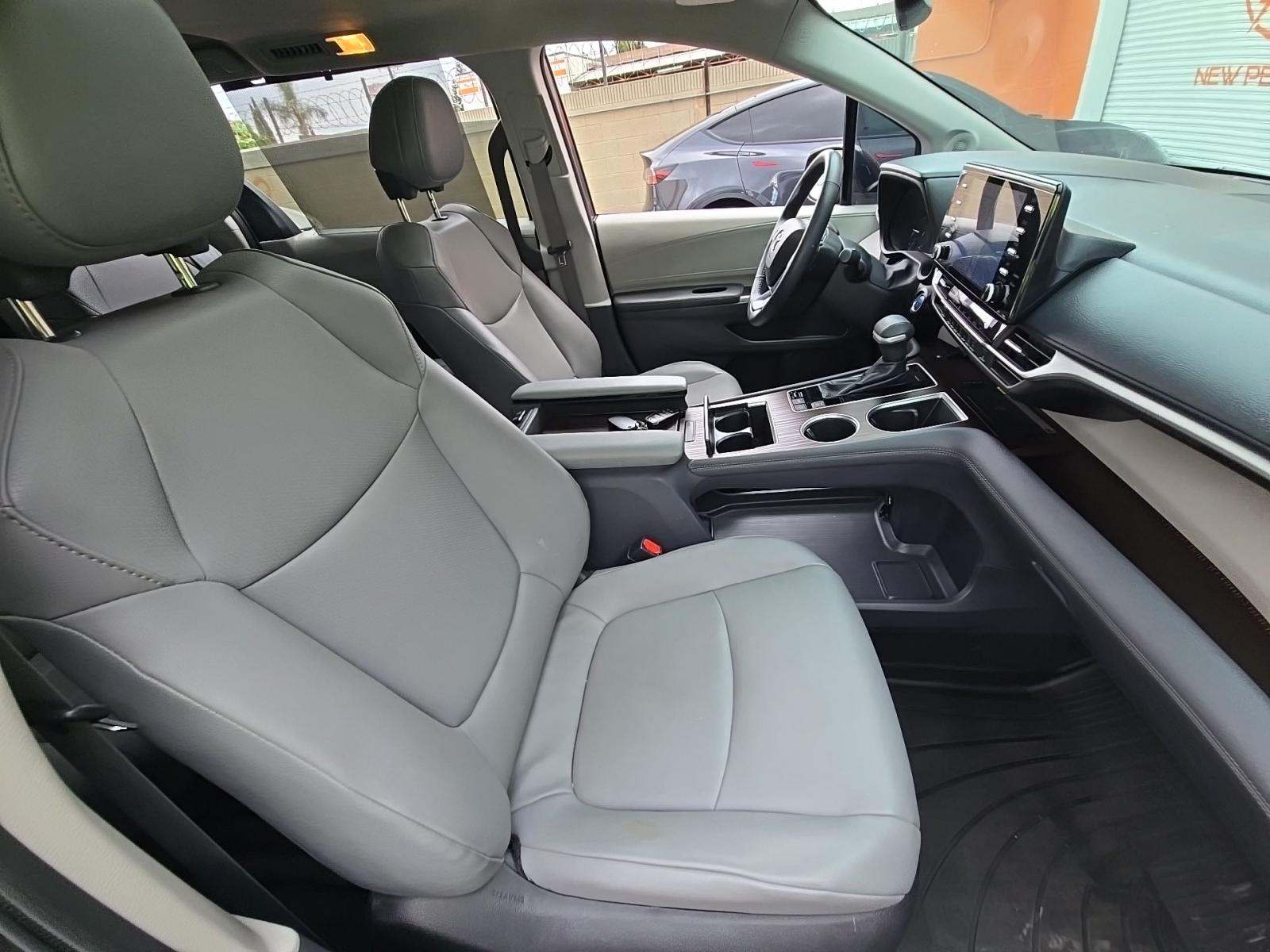 2022 Toyota Sienna XLE FWD