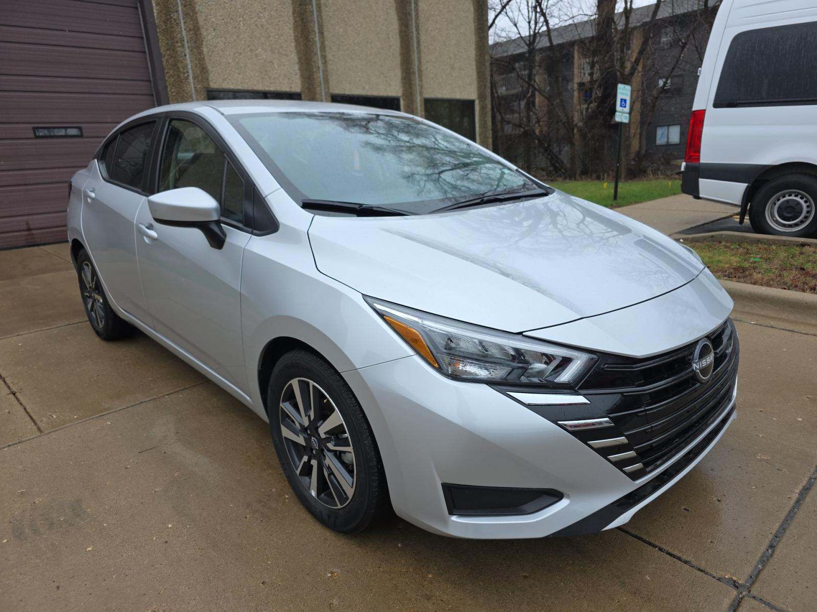 NISSAN VERSA - 4