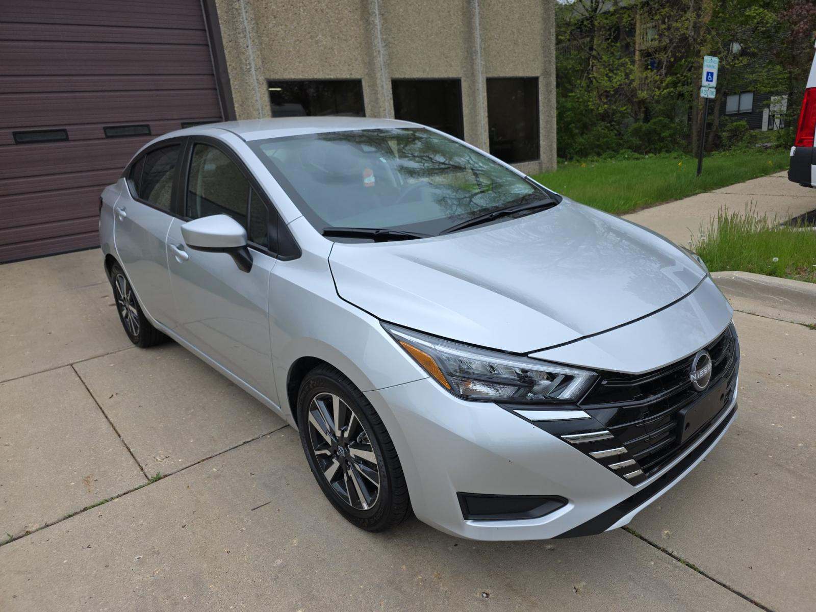 NISSAN VERSA - 4