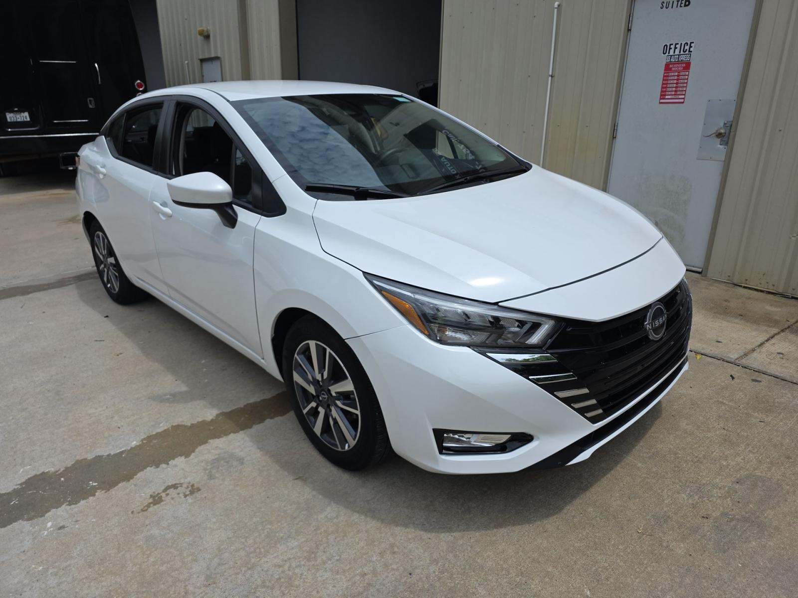 NISSAN VERSA - 4