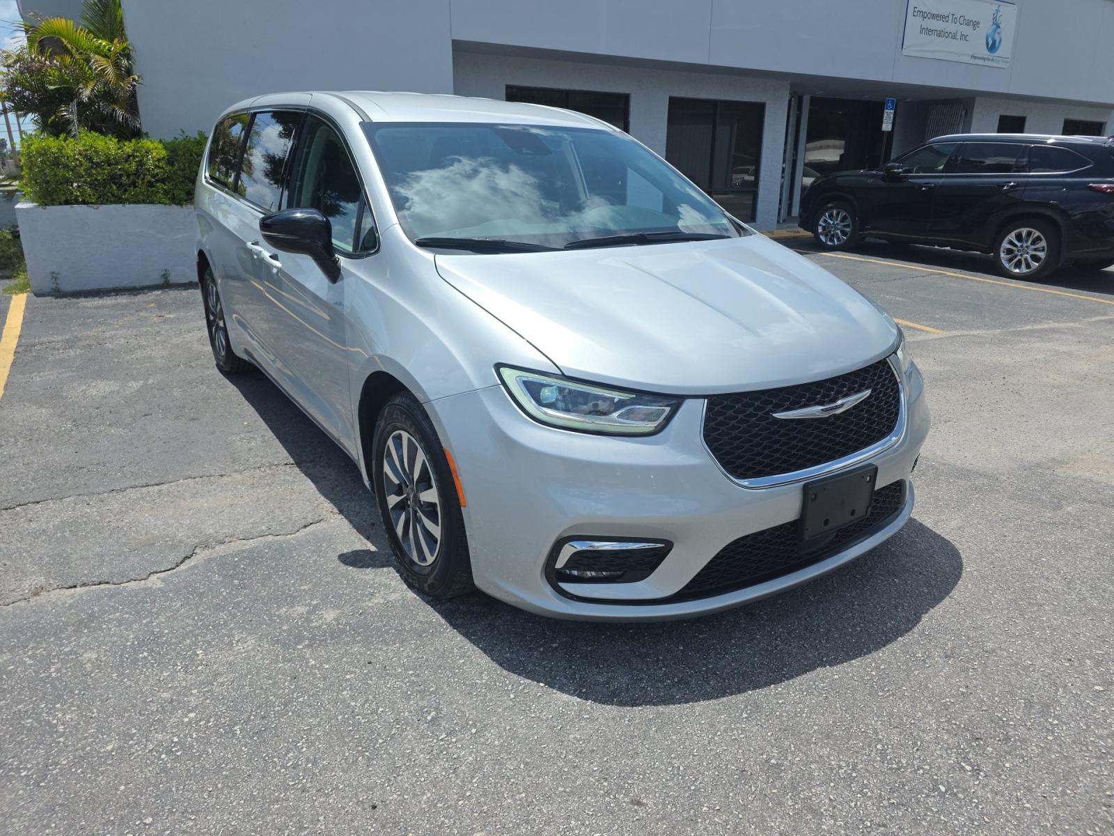 2024 Chrysler Pacifica Hybrid Select FWD