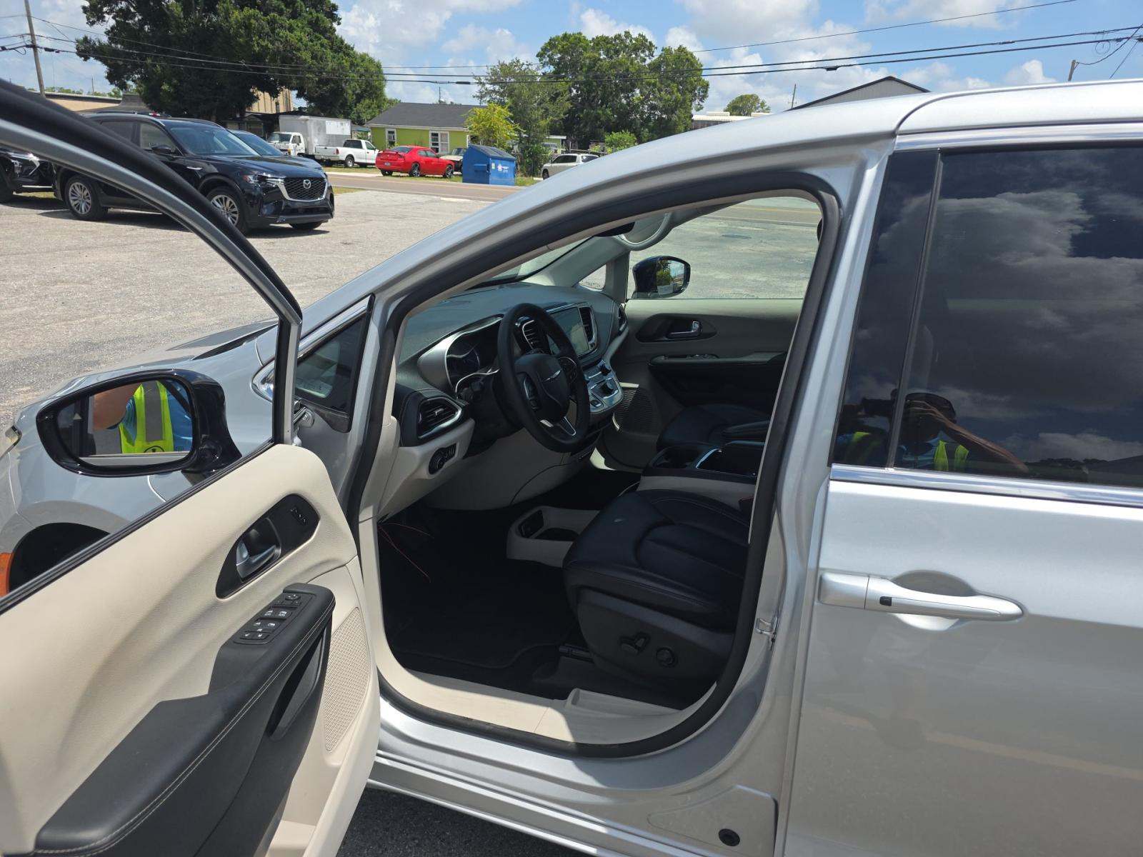 2024 Chrysler Pacifica Hybrid Select FWD