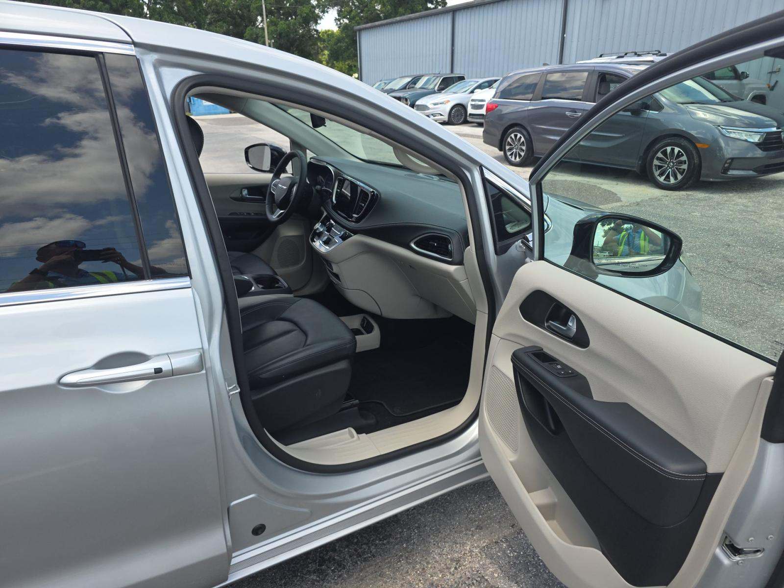 2024 Chrysler Pacifica Hybrid Select FWD