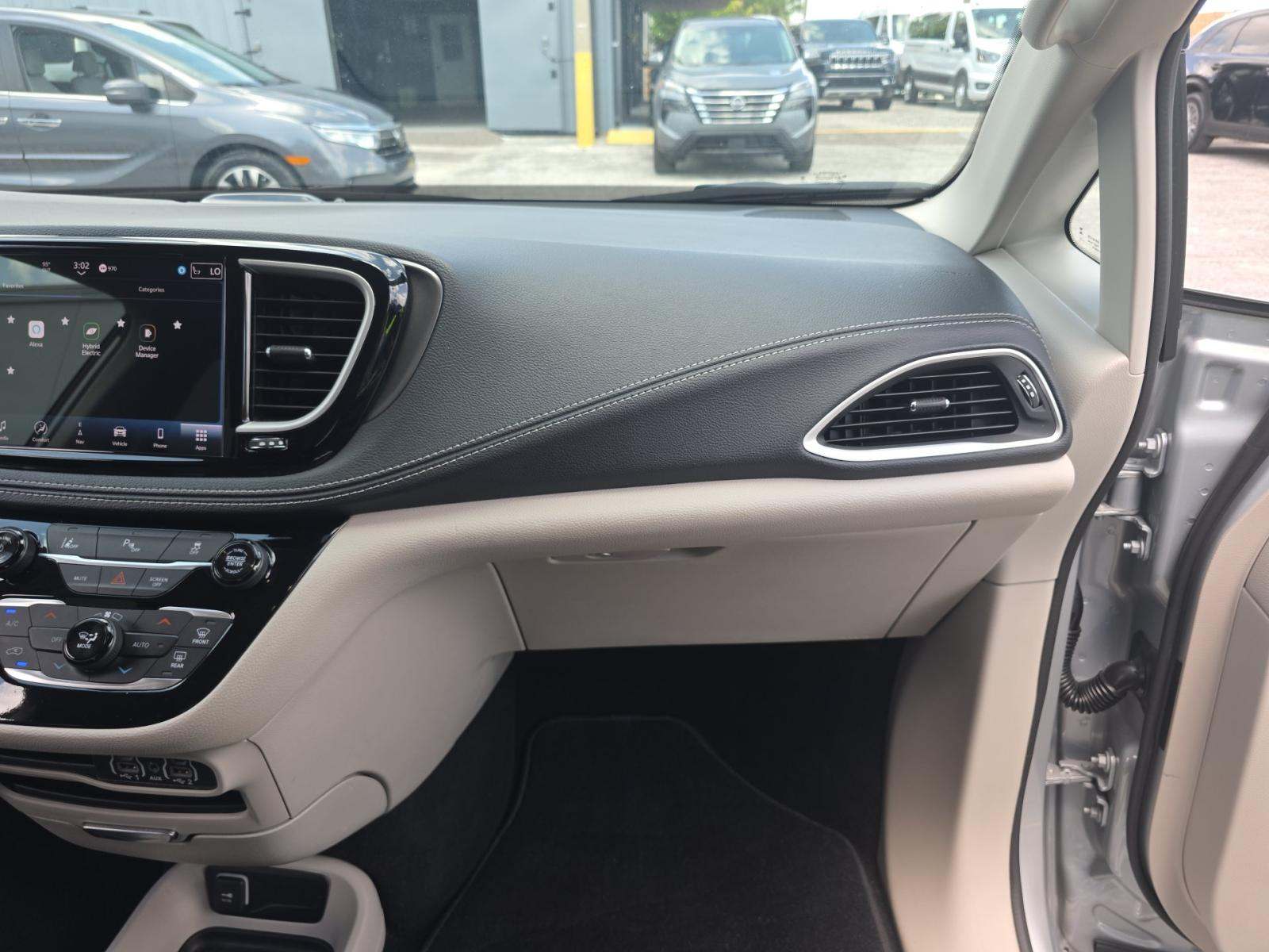 2024 Chrysler Pacifica Hybrid Select FWD