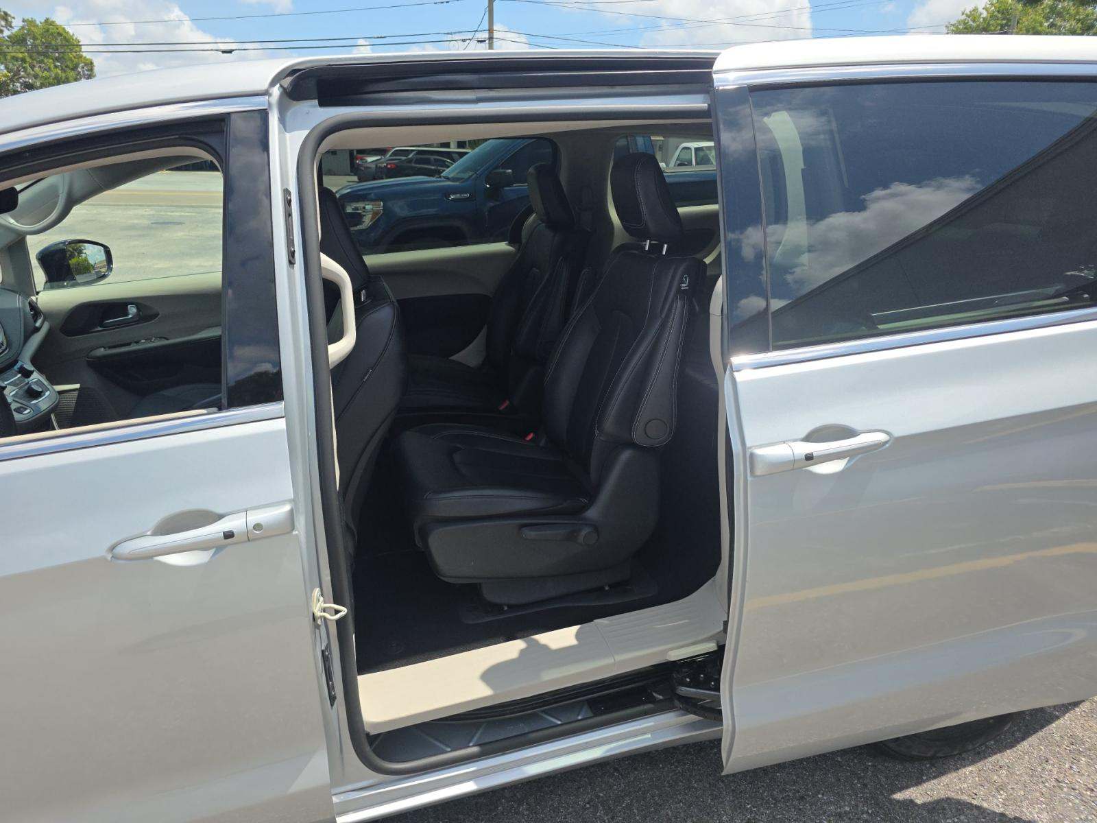 2024 Chrysler Pacifica Hybrid Select FWD