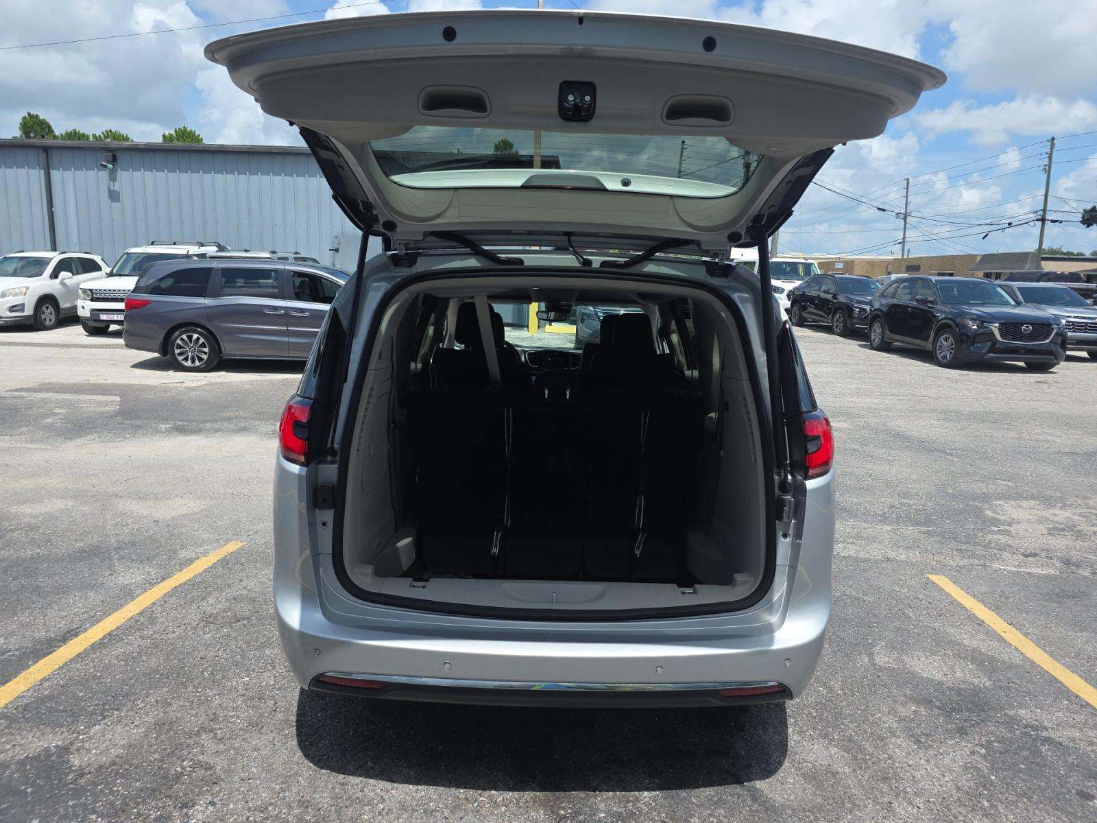 2024 Chrysler Pacifica Hybrid Select FWD