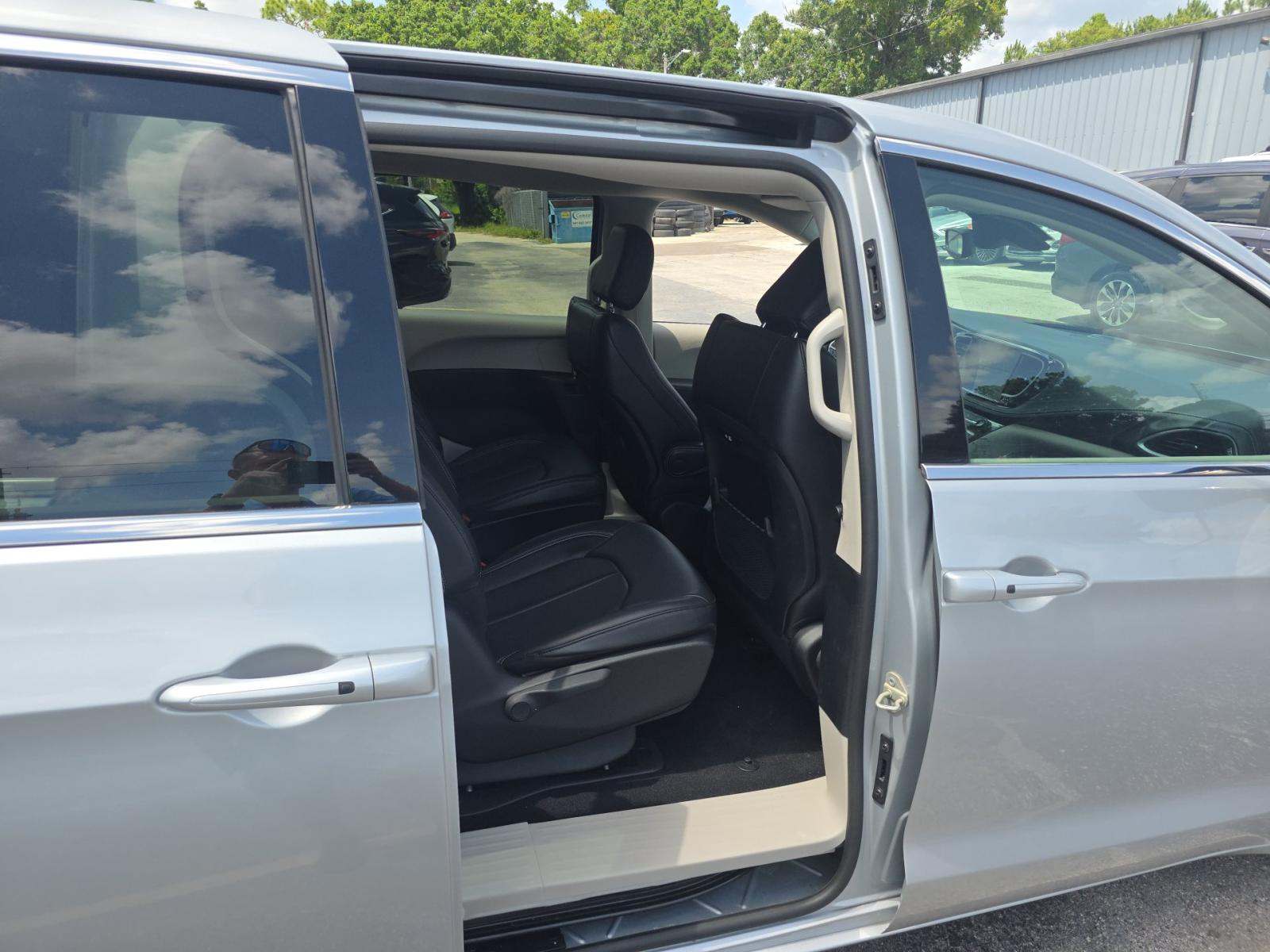 2024 Chrysler Pacifica Hybrid Select FWD