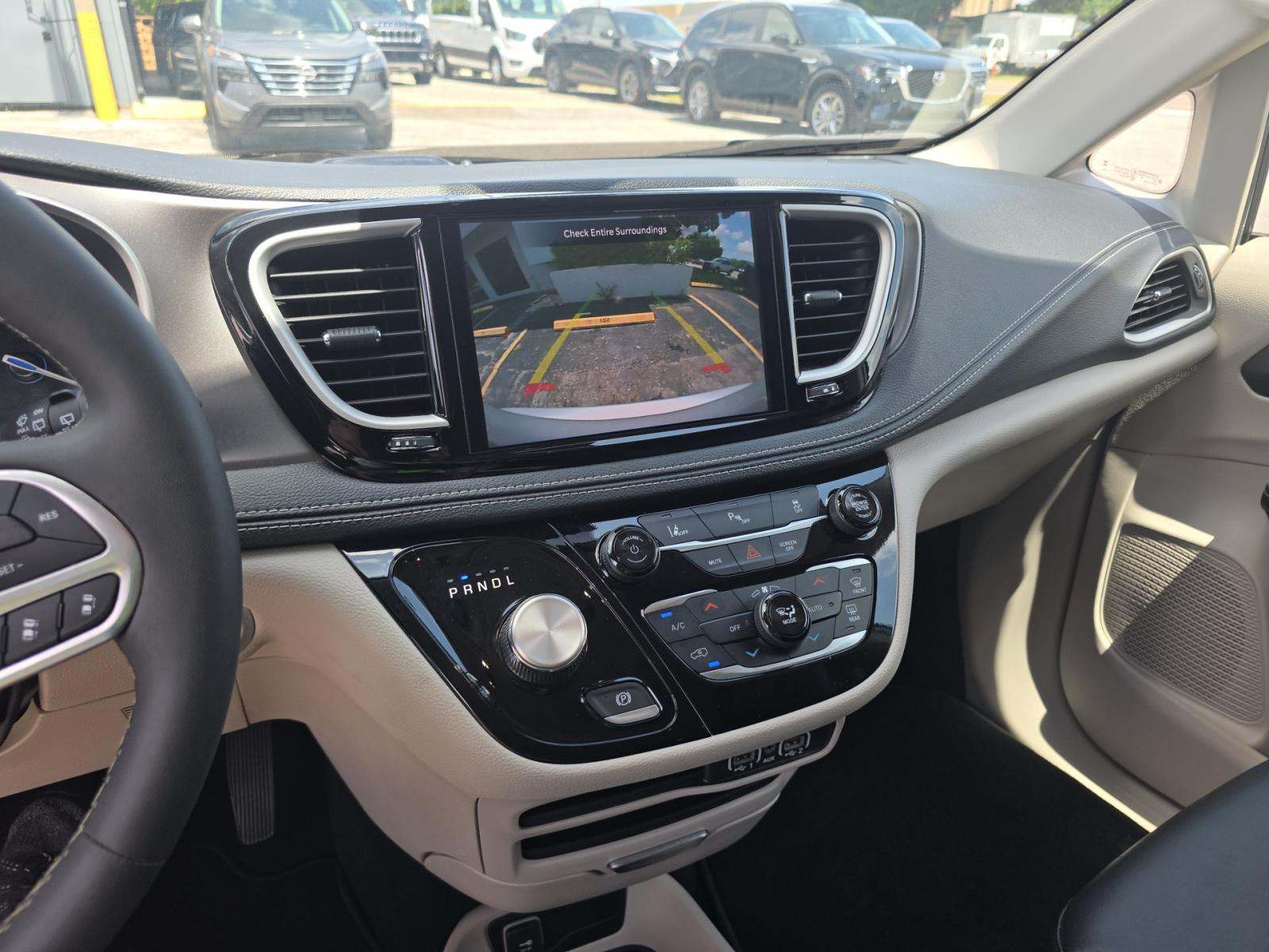 2024 Chrysler Pacifica Hybrid Select FWD