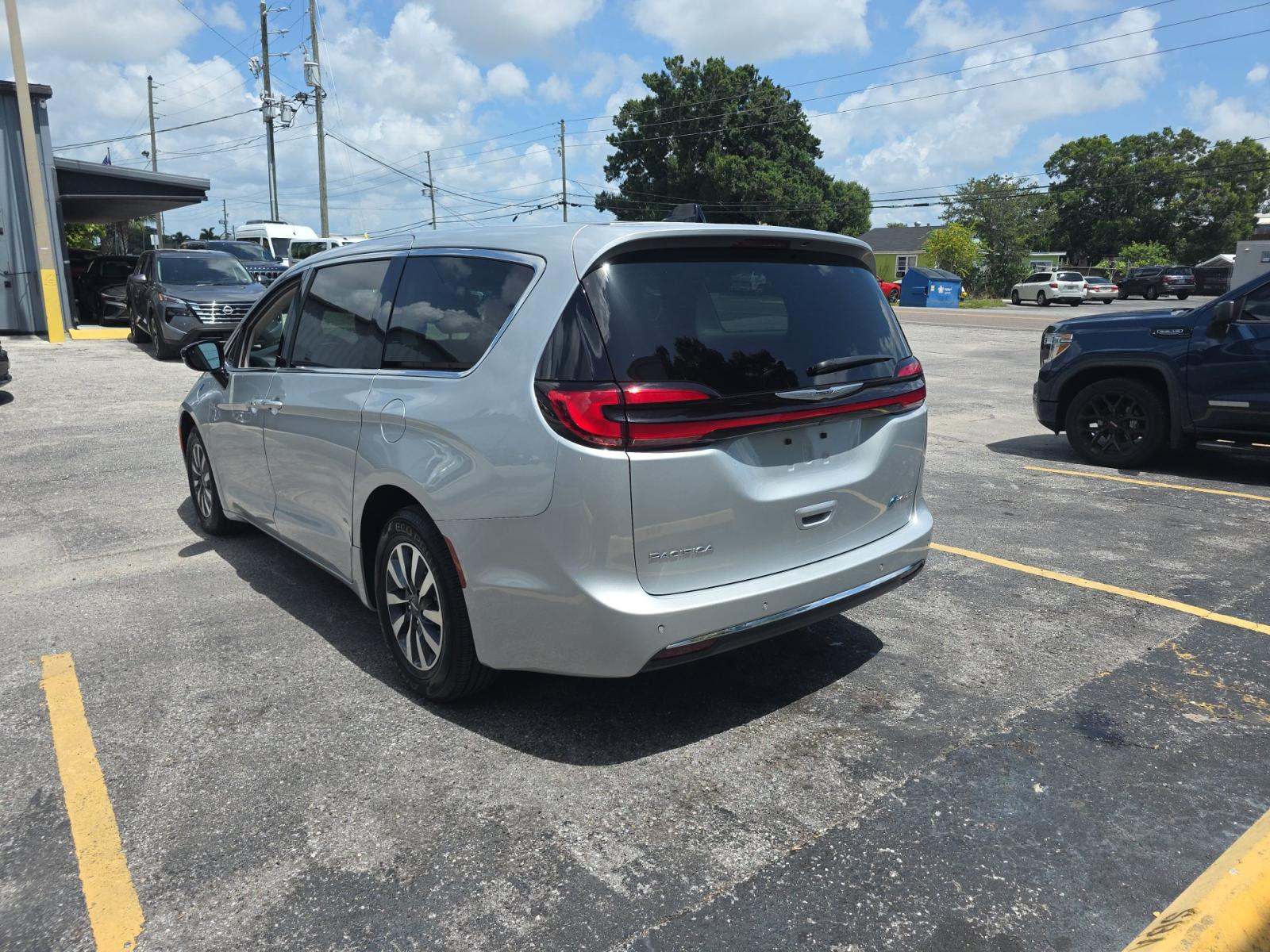 2024 Chrysler Pacifica Hybrid Select FWD