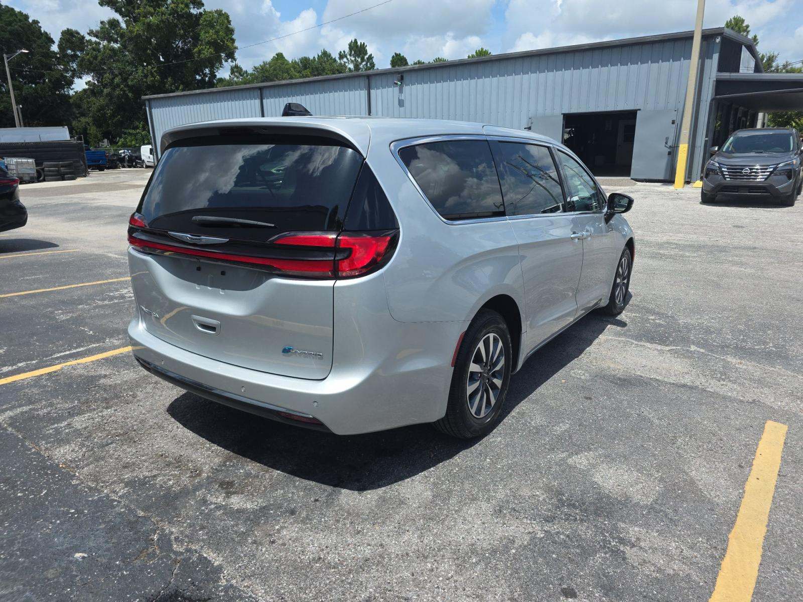 2024 Chrysler Pacifica Hybrid Select FWD