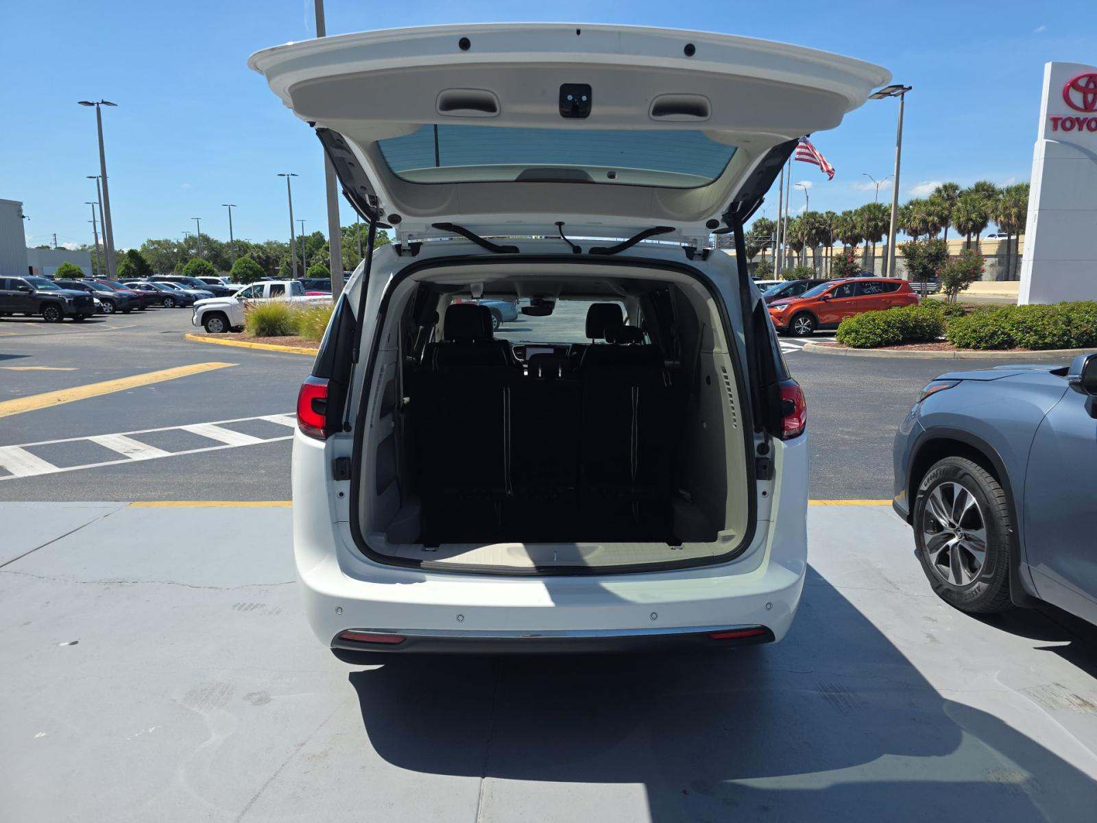 2023 Chrysler Pacifica Touring L FWD