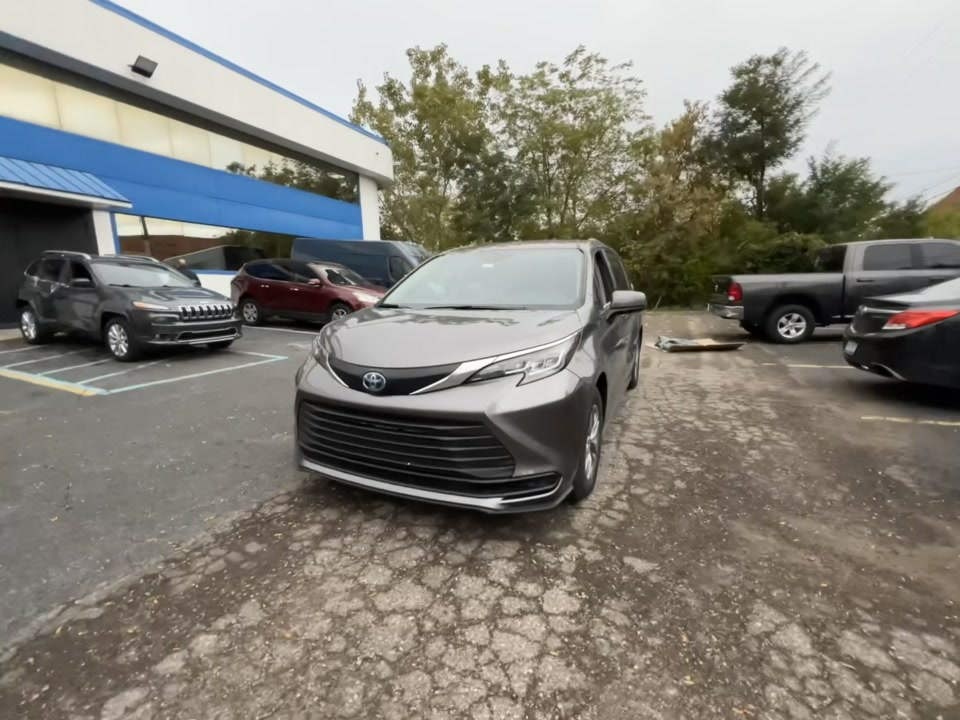 2023 Toyota Sienna LE 8-Passenger 120.5