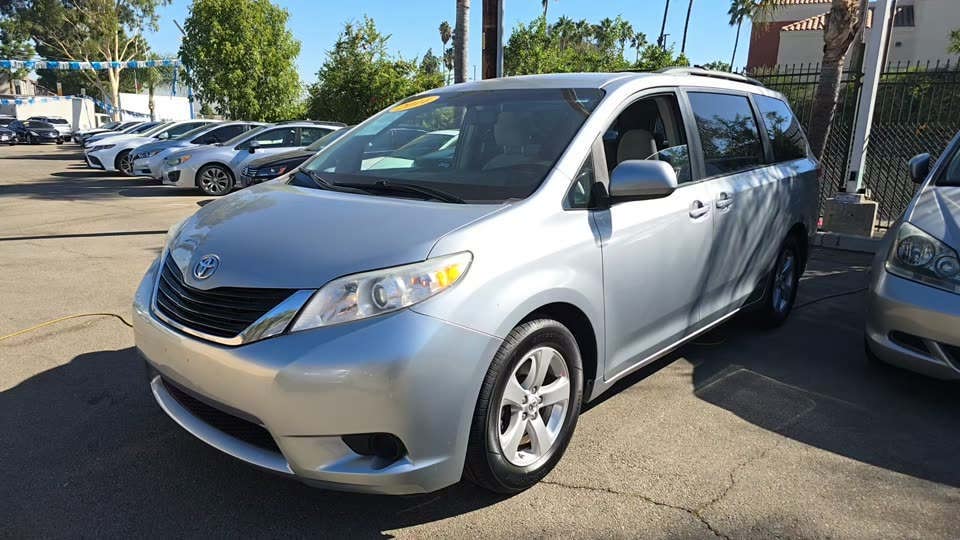 2014 Toyota Sienna LE 8-Passenger 119.3