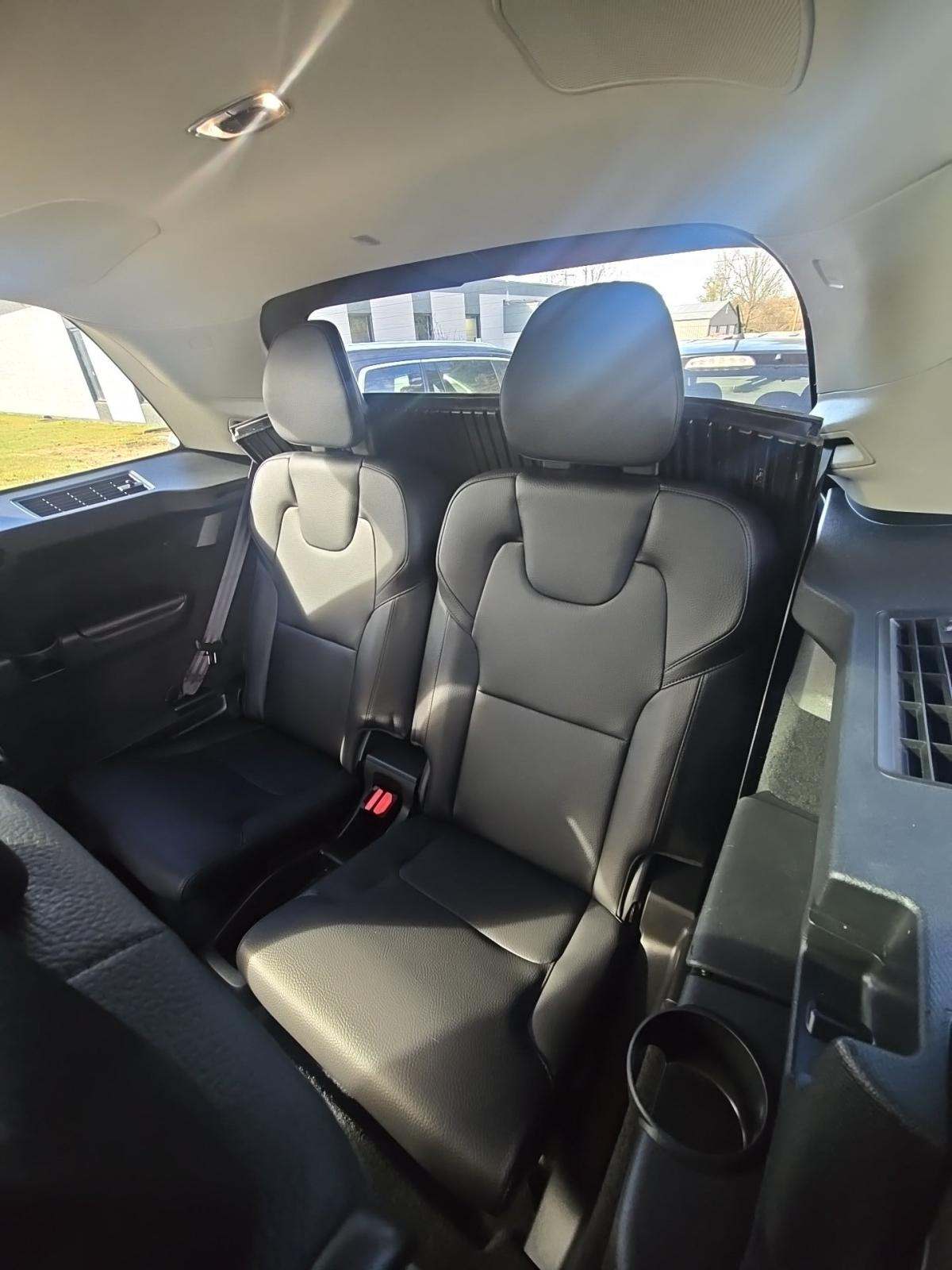 2022 Volvo XC90 T6 Momentum AWD