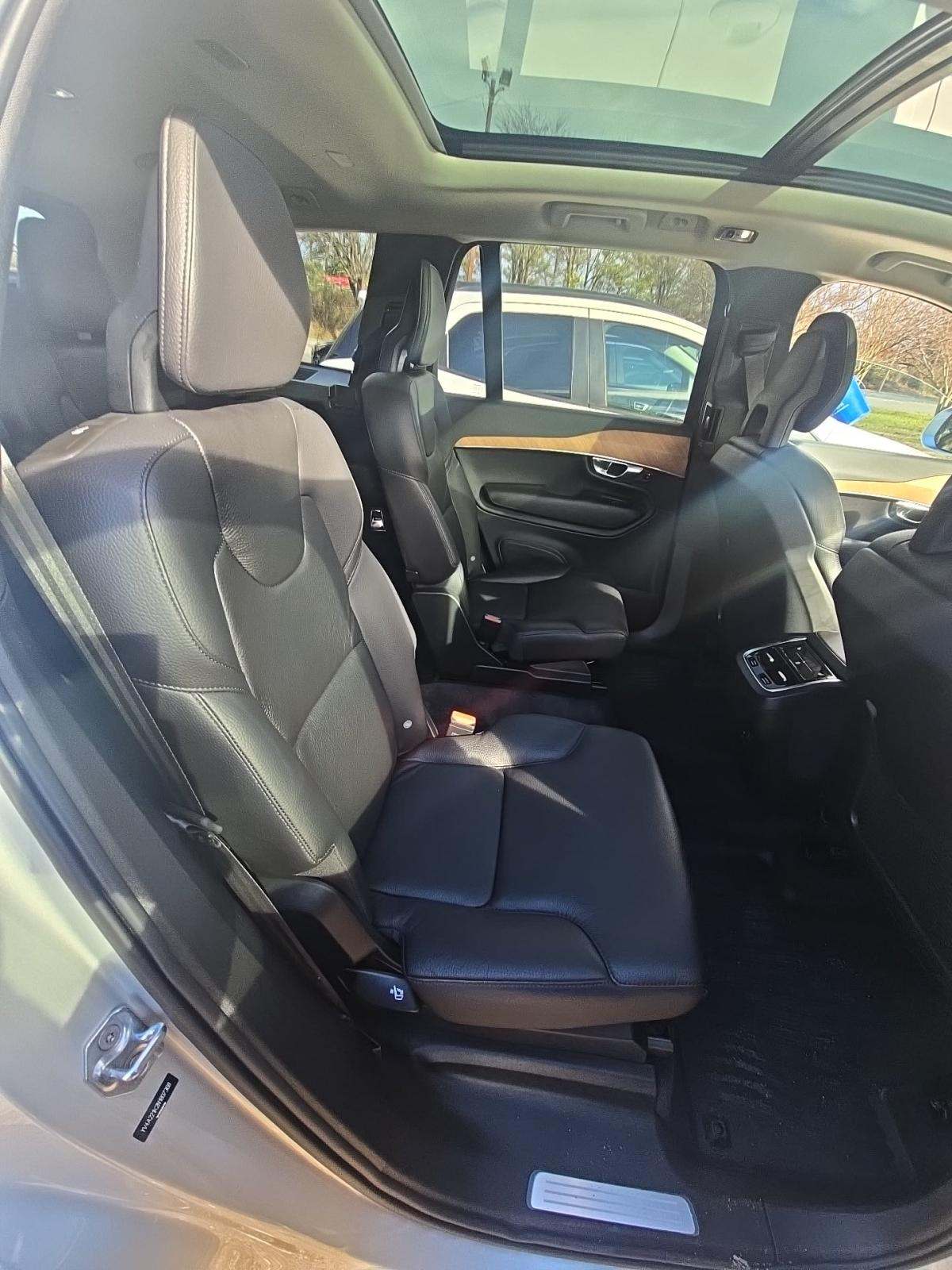 2022 Volvo XC90 T6 Momentum AWD