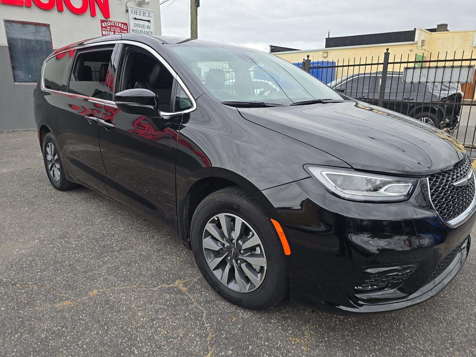2025 Chrysler Pacifica Hybrid Select FWD