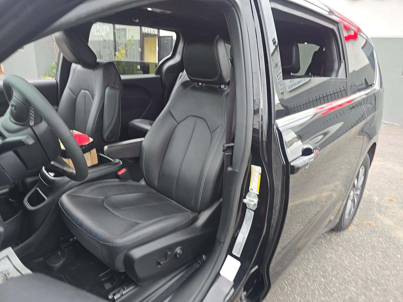 2025 Chrysler Pacifica Hybrid Select FWD