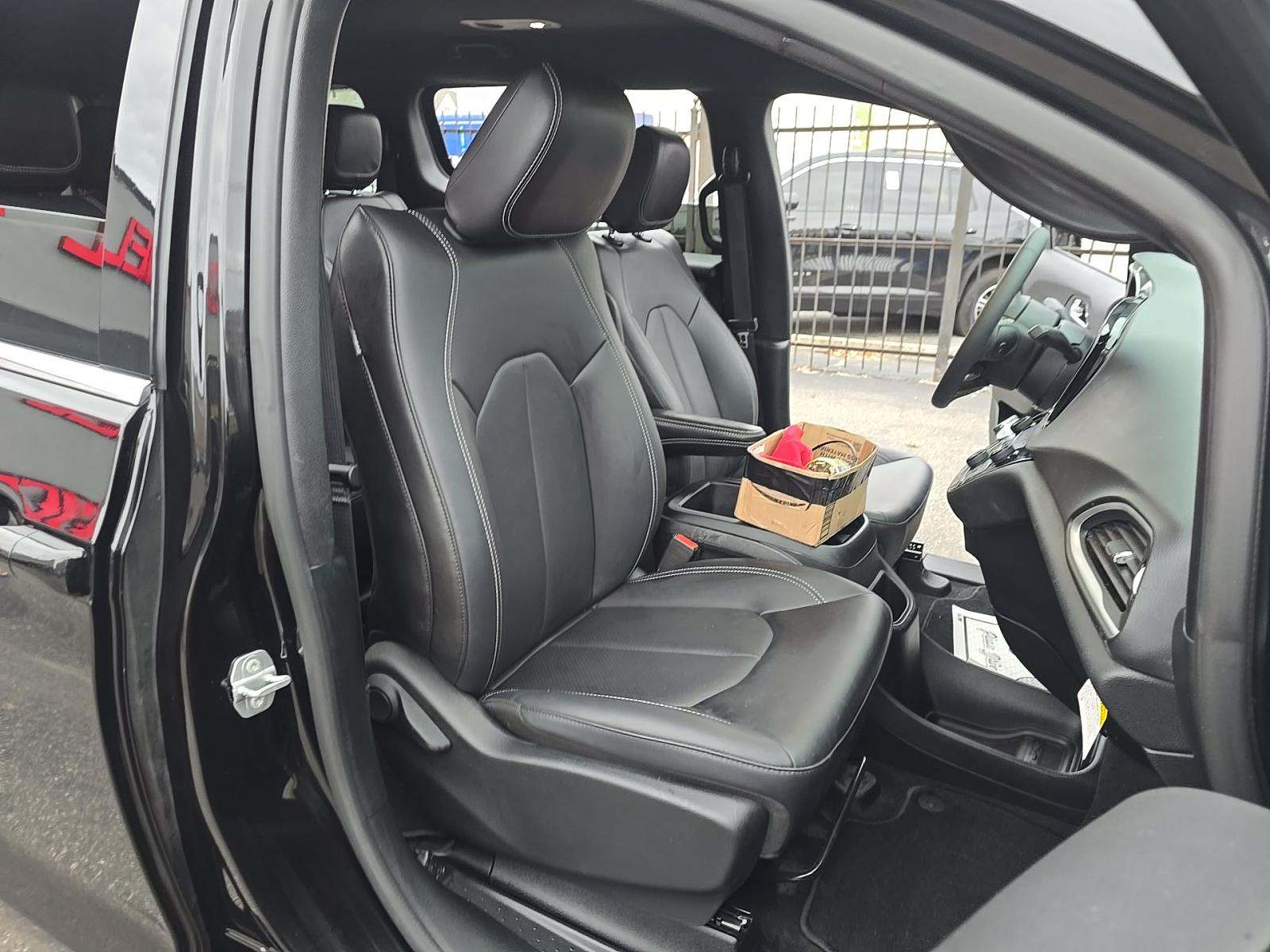 2025 Chrysler Pacifica Hybrid Select FWD