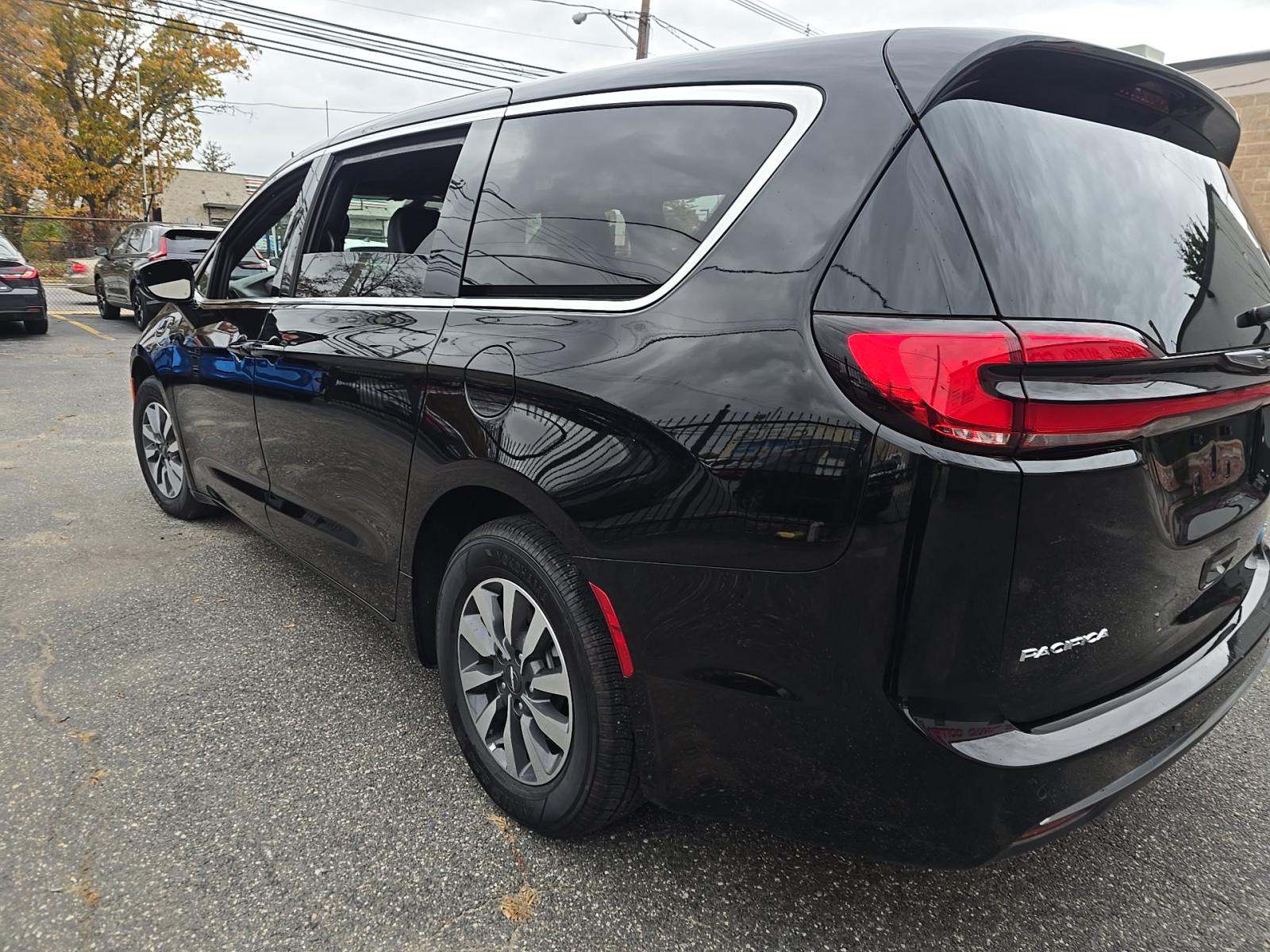 2025 Chrysler Pacifica Hybrid Select FWD
