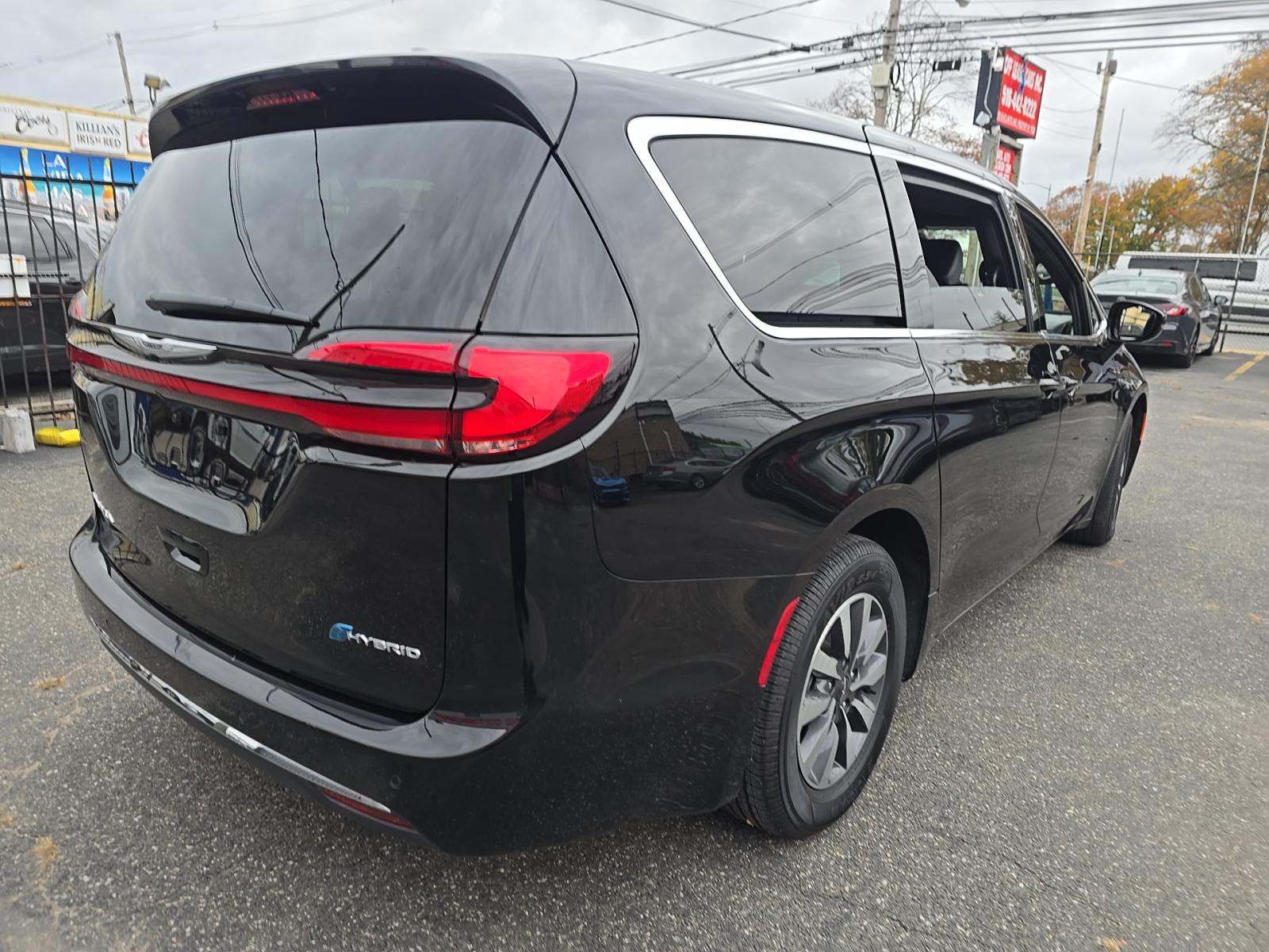 2025 Chrysler Pacifica Hybrid Select FWD