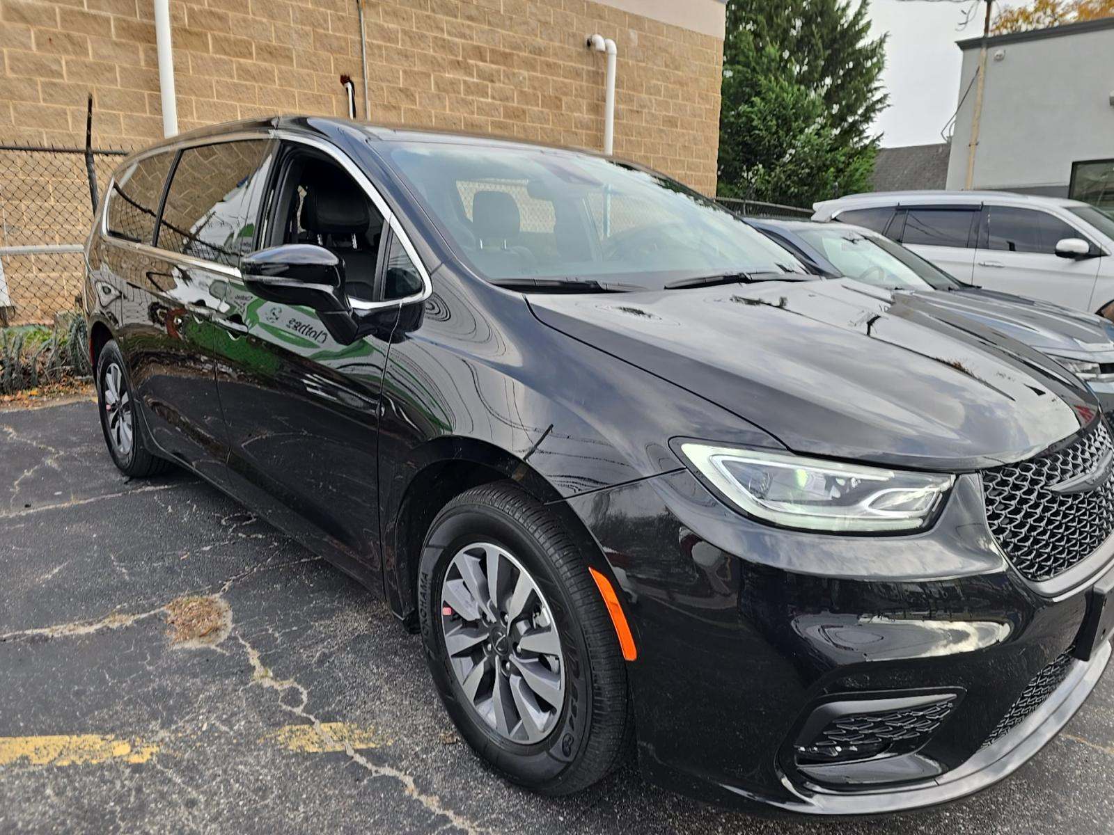 2025 Chrysler Pacifica Hybrid Select FWD