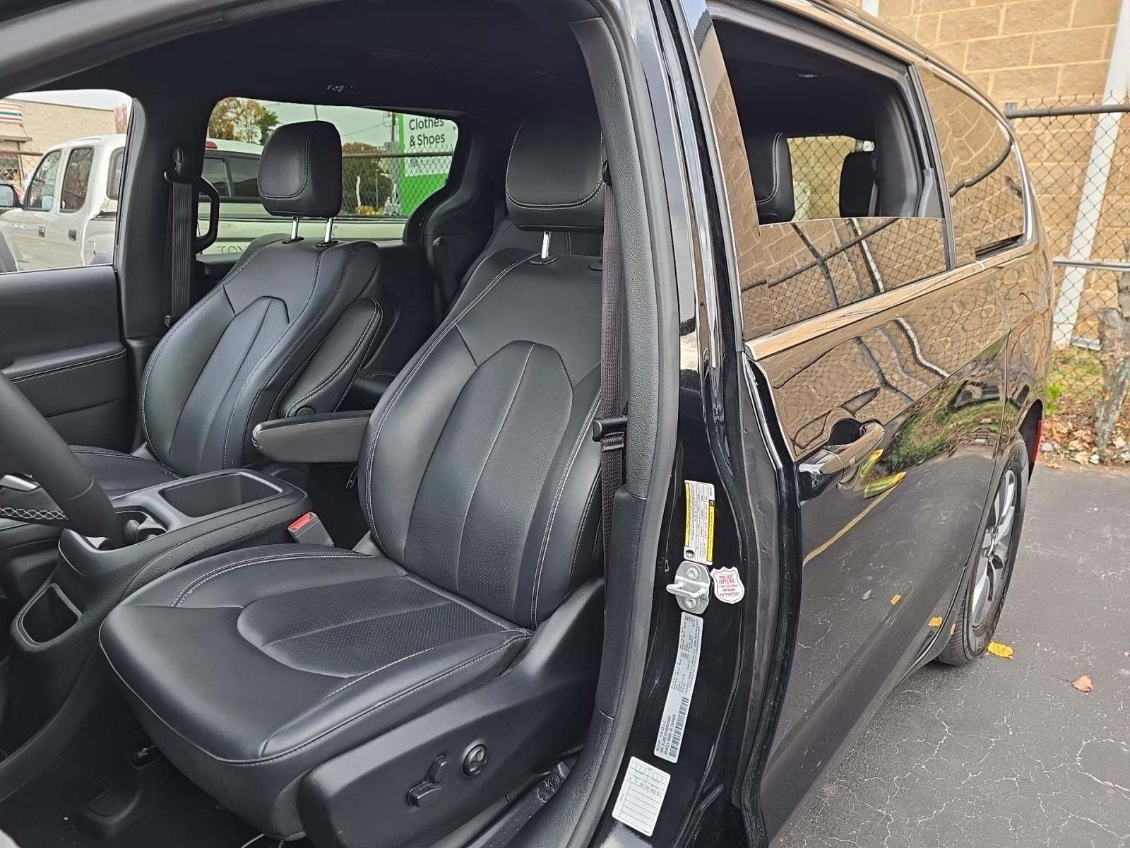 2025 Chrysler Pacifica Hybrid Select FWD