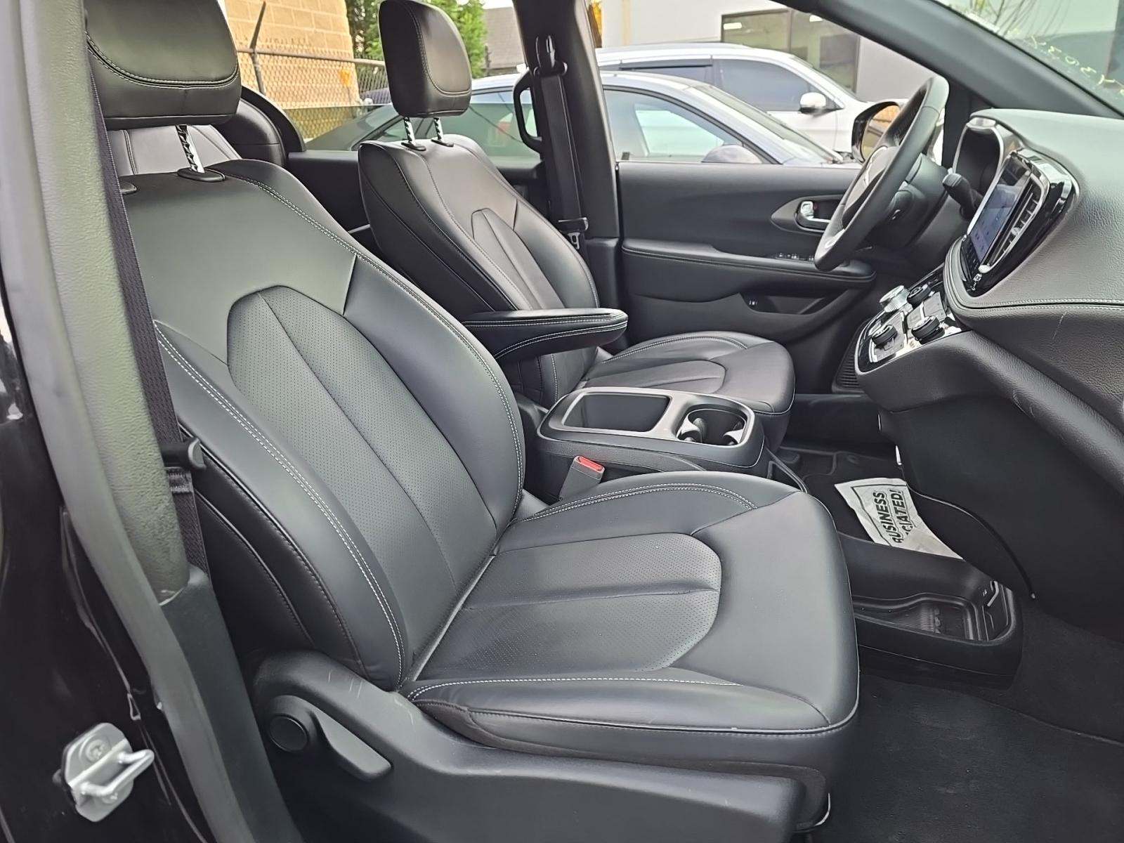 2025 Chrysler Pacifica Hybrid Select FWD