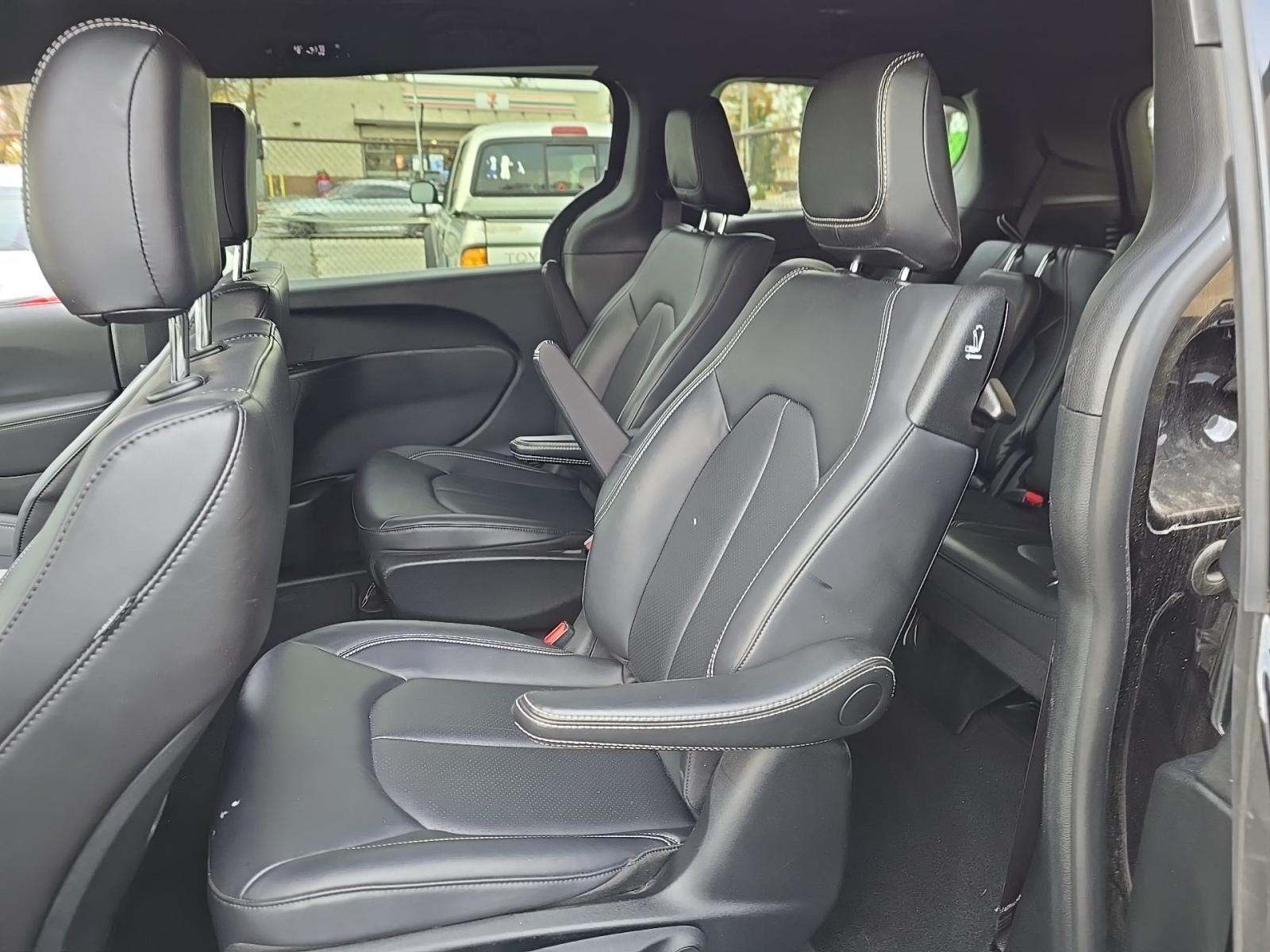 2025 Chrysler Pacifica Hybrid Select FWD