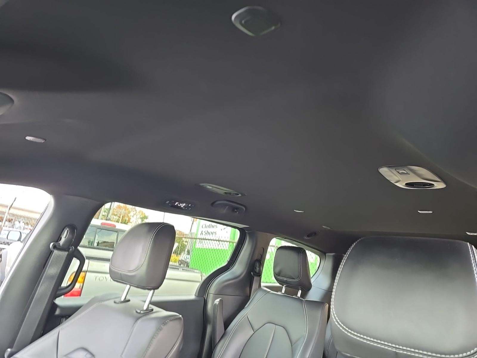 2025 Chrysler Pacifica Hybrid Select FWD