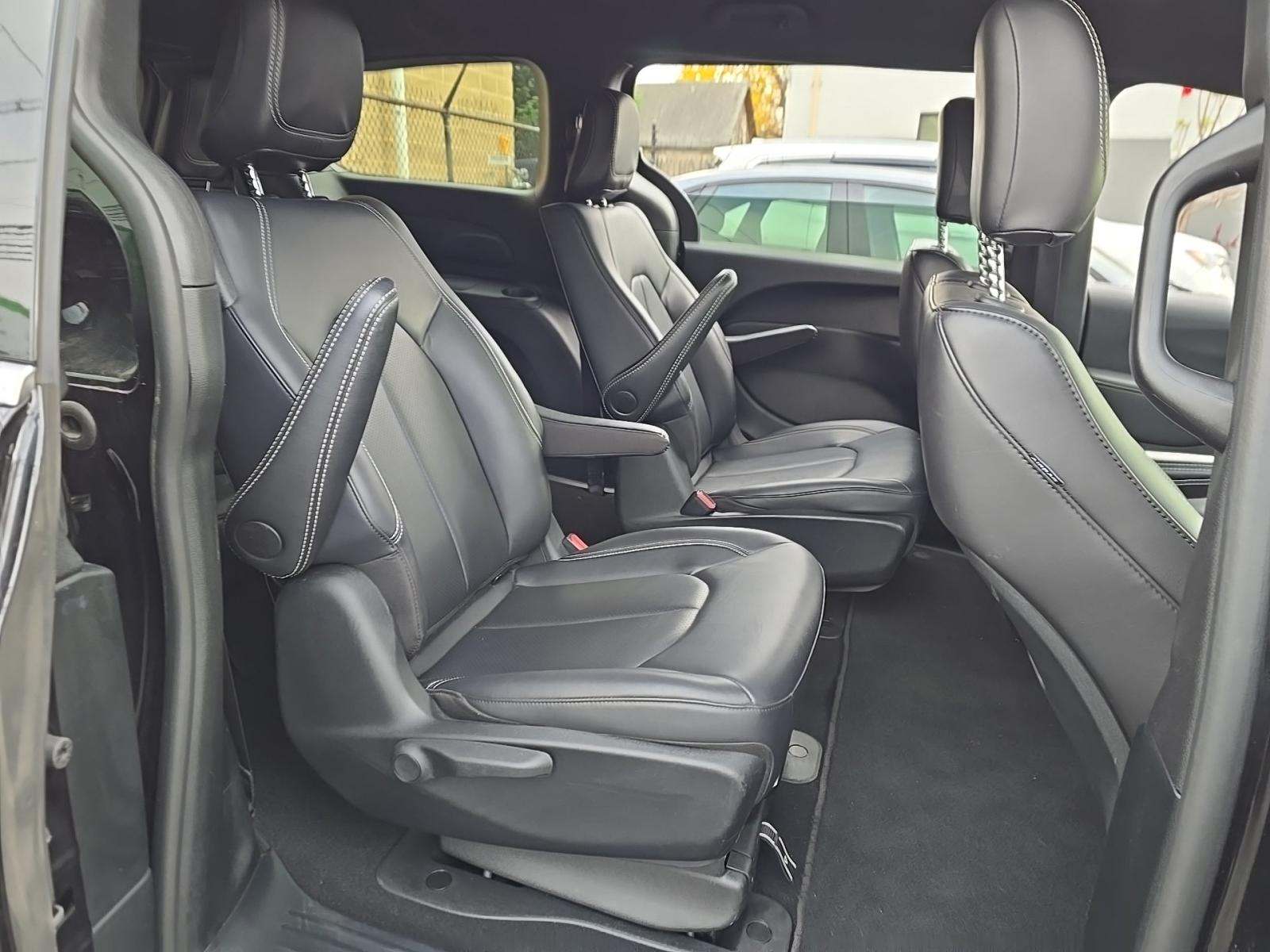 2025 Chrysler Pacifica Hybrid Select FWD