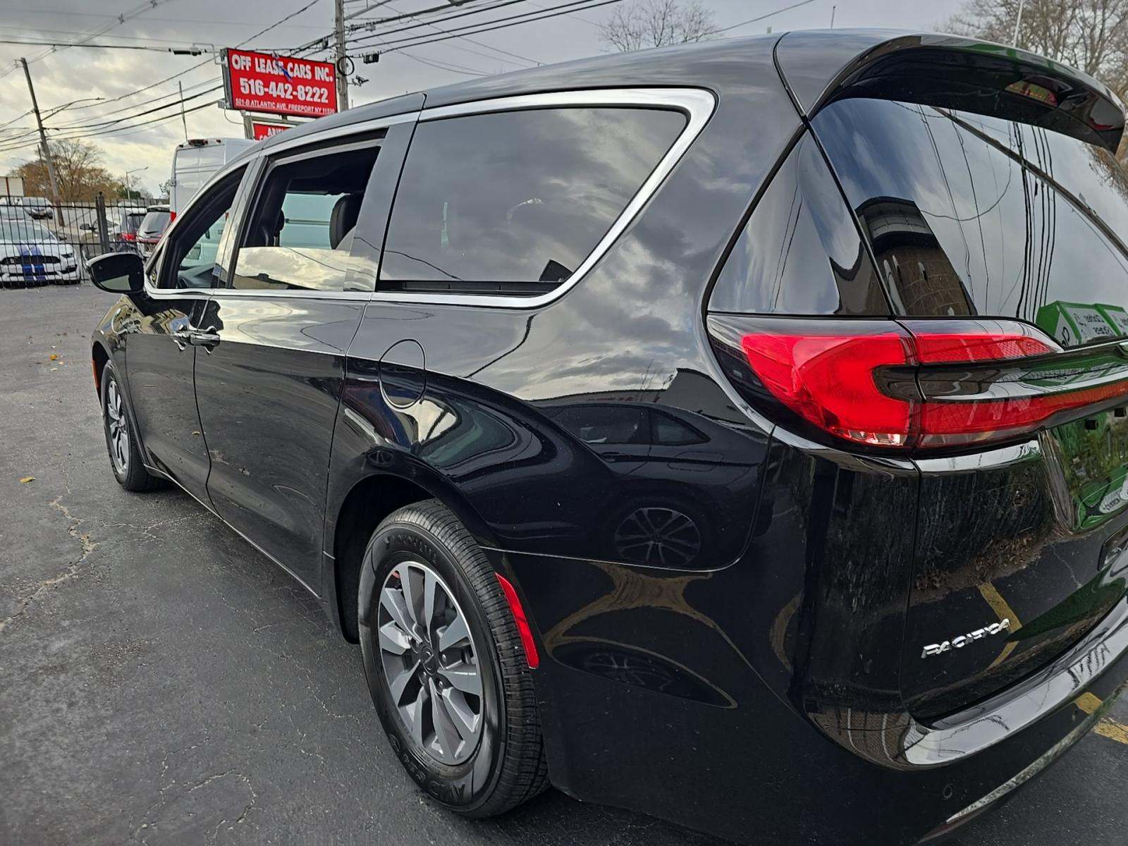 2025 Chrysler Pacifica Hybrid Select FWD