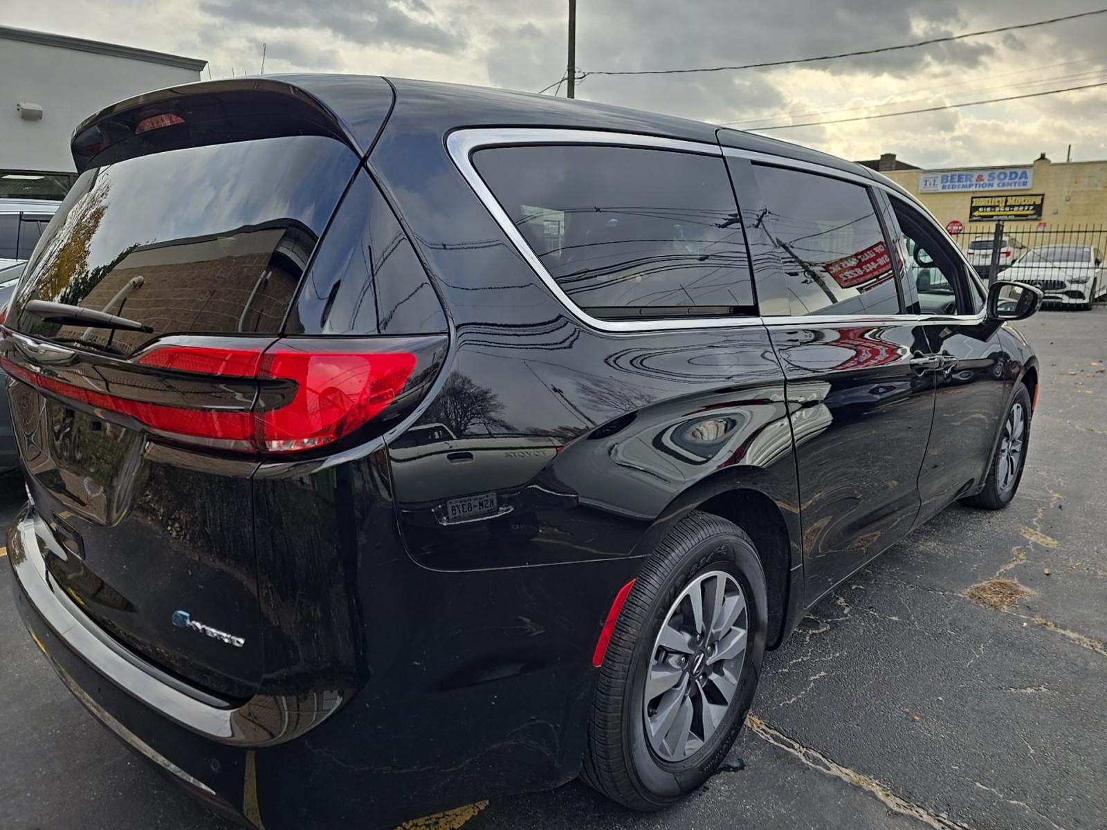 2025 Chrysler Pacifica Hybrid Select FWD