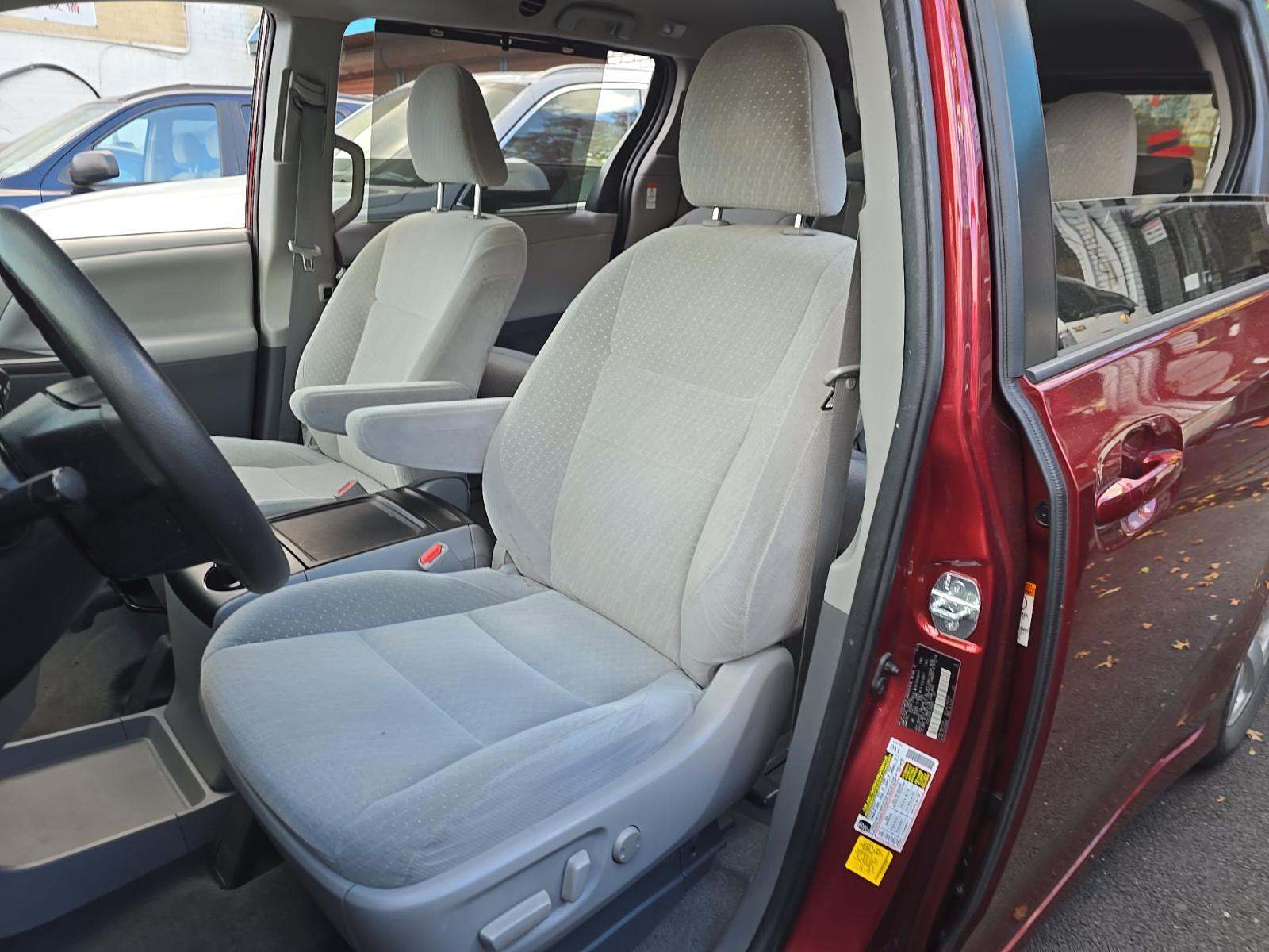 2020 Toyota Sienna LE FWD