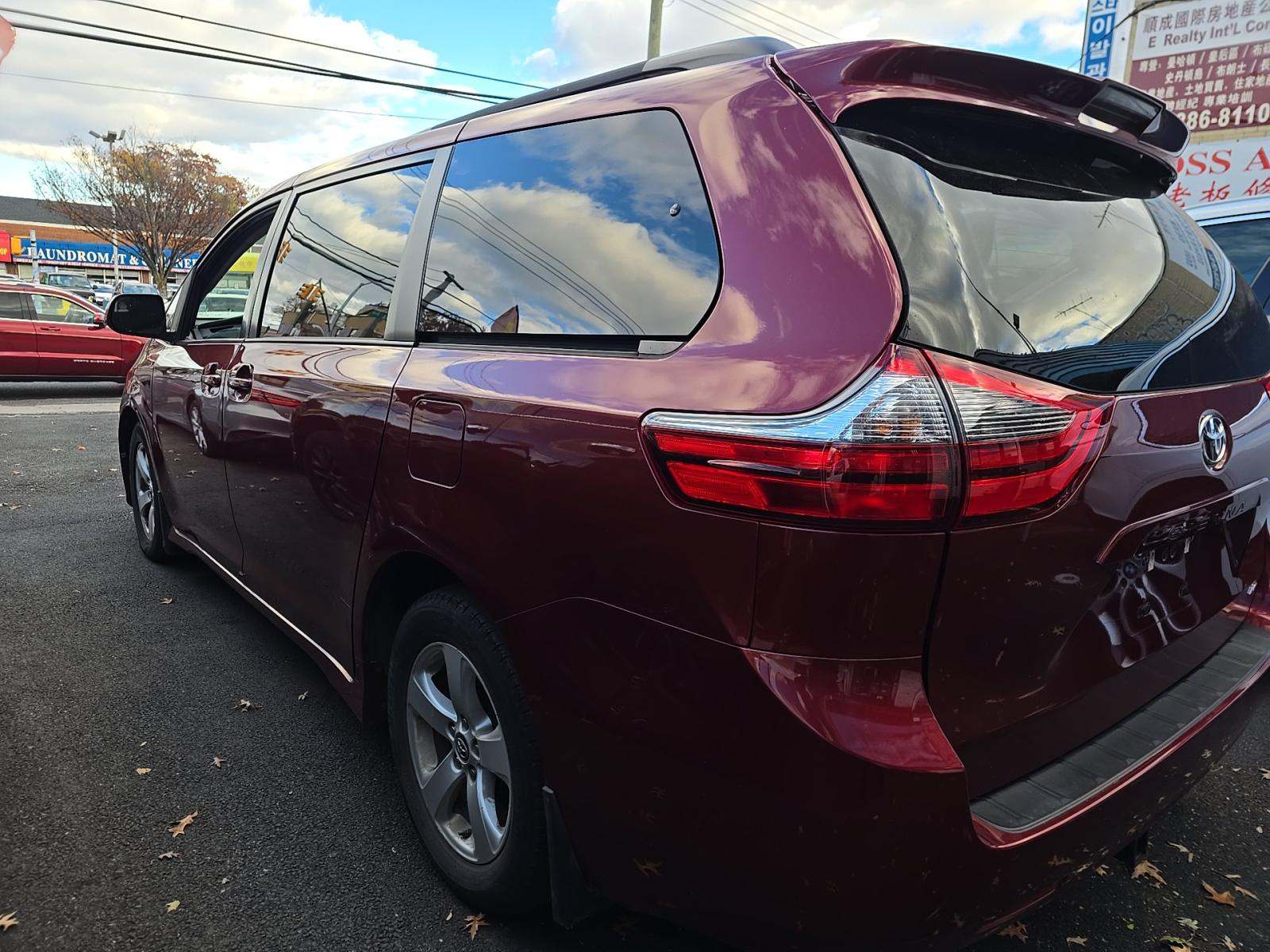 2020 Toyota Sienna LE FWD