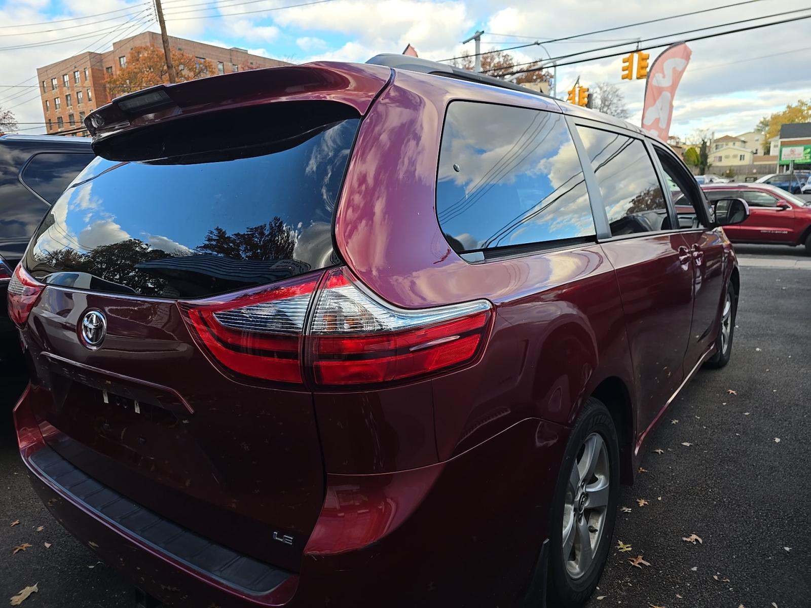2020 Toyota Sienna LE FWD