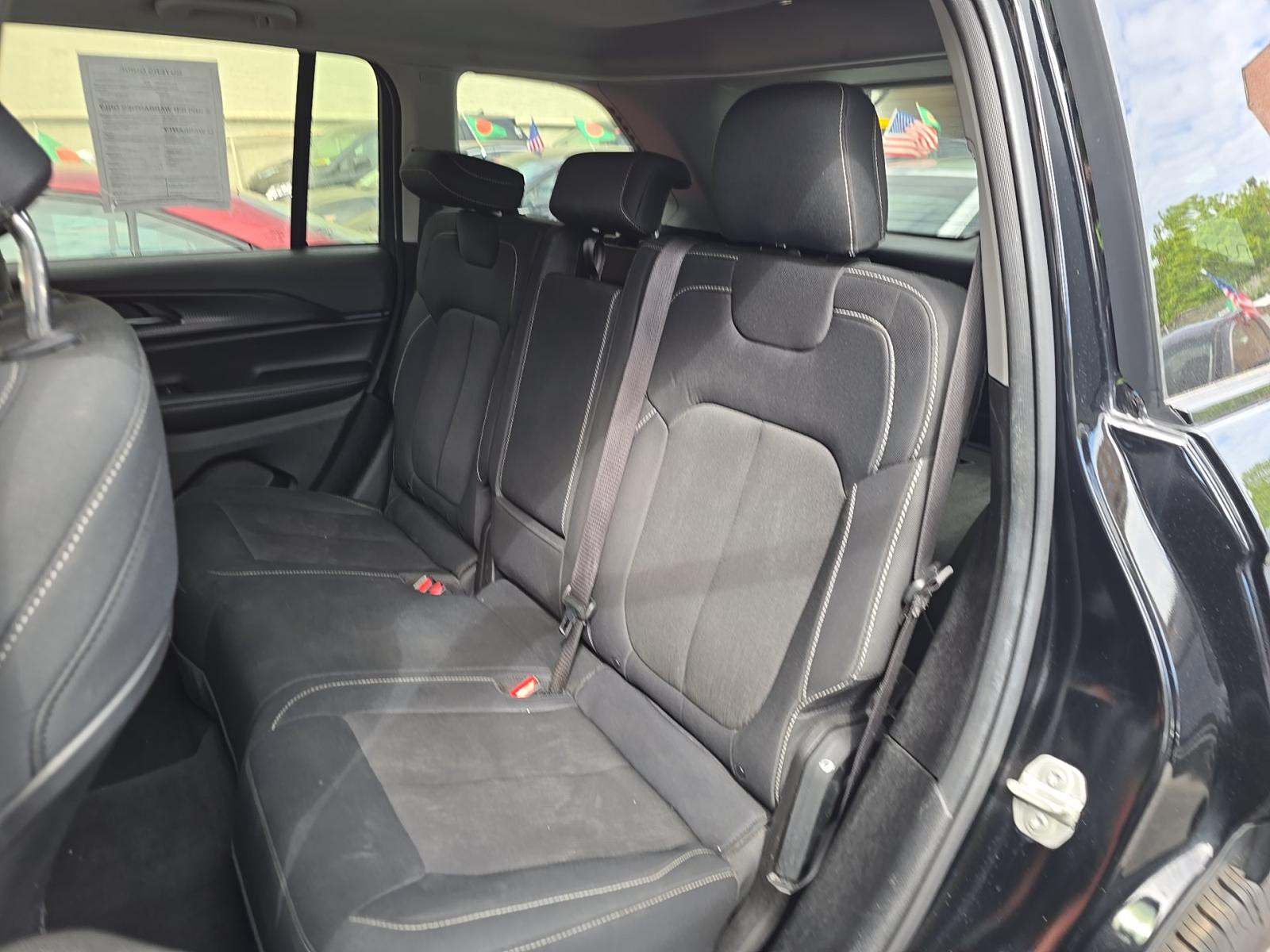 2023 Jeep Grand Cherokee Laredo RWD
