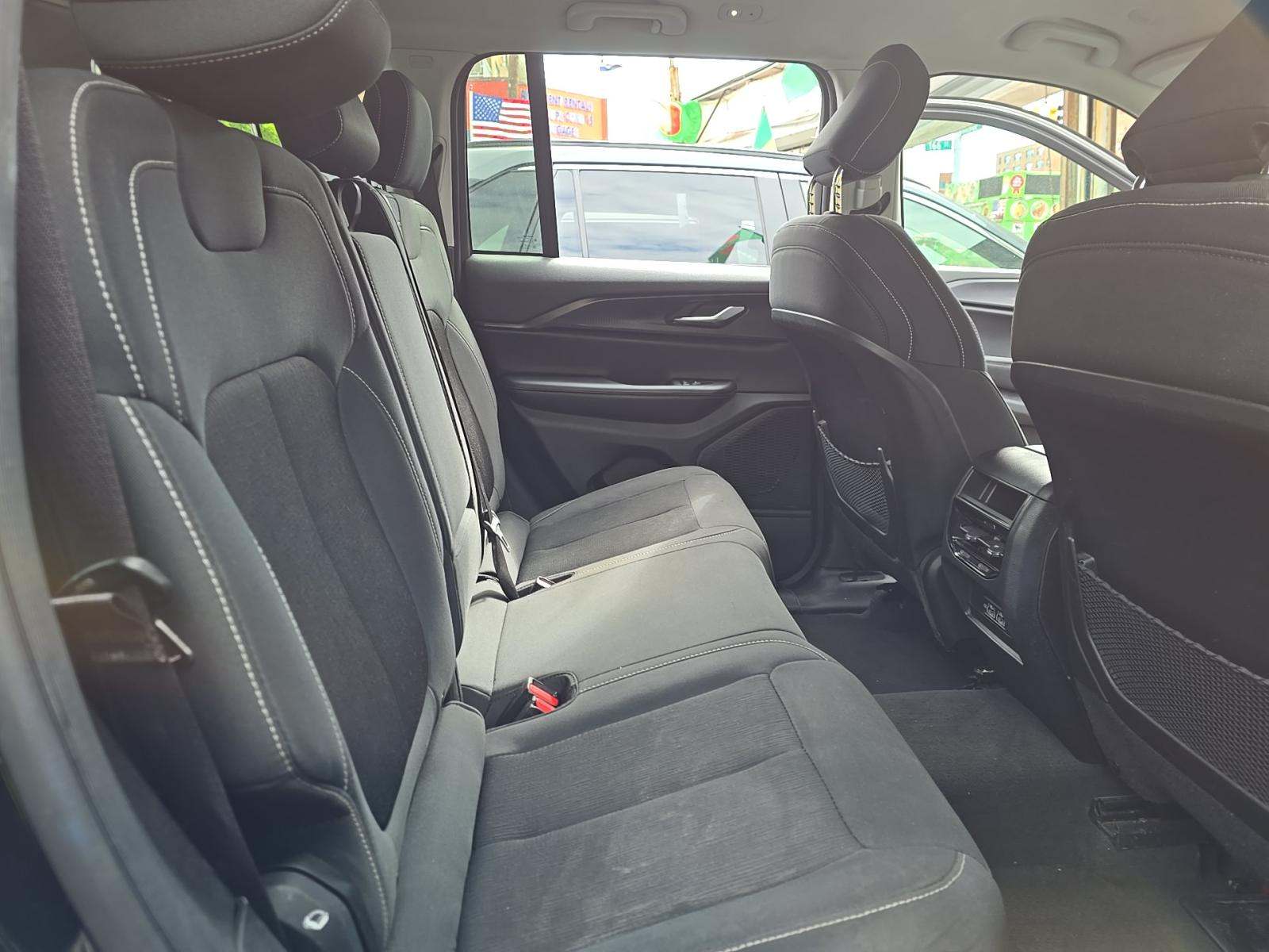 2023 Jeep Grand Cherokee Laredo RWD