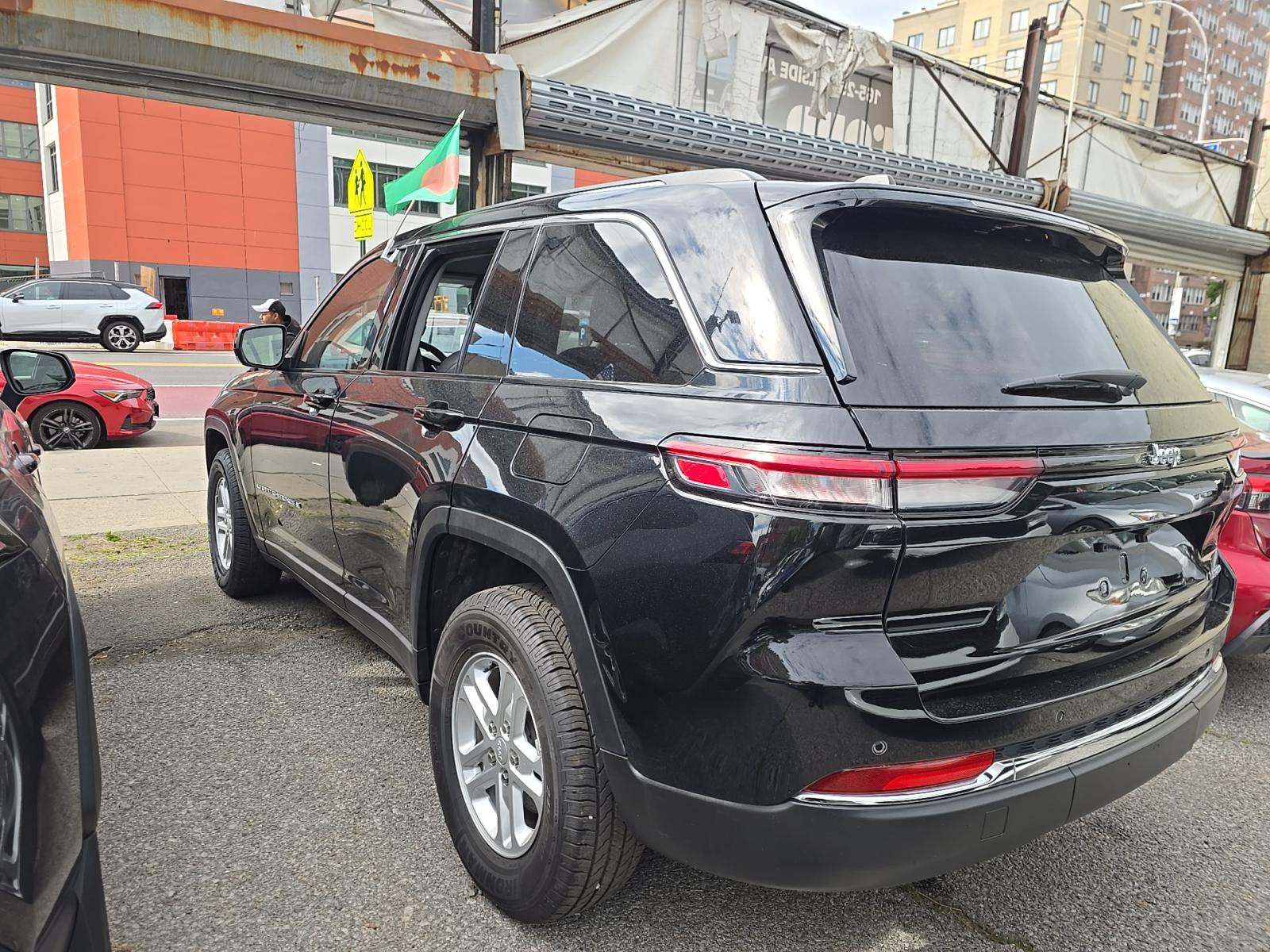 2023 Jeep Grand Cherokee Laredo RWD