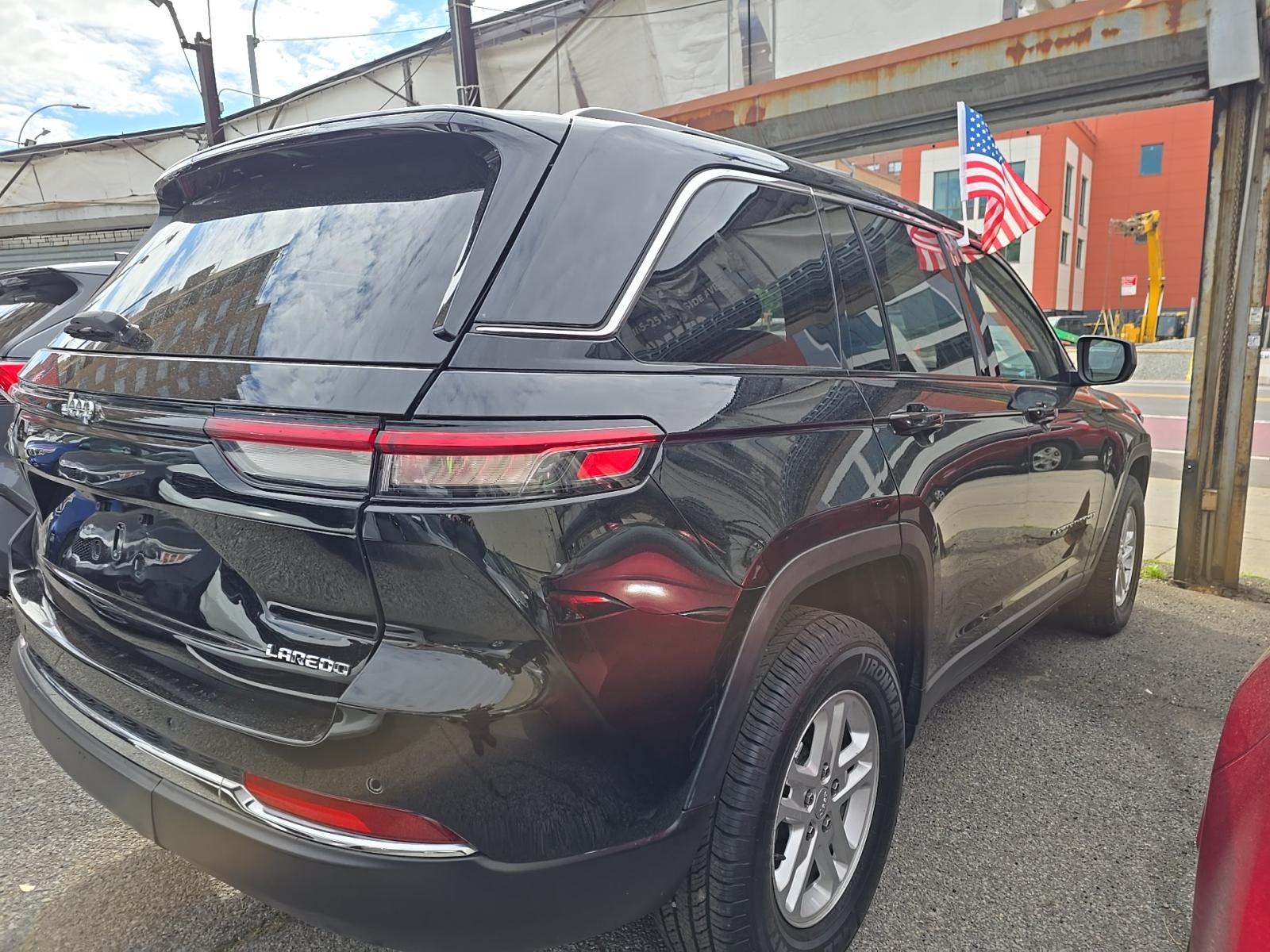 2023 Jeep Grand Cherokee Laredo RWD