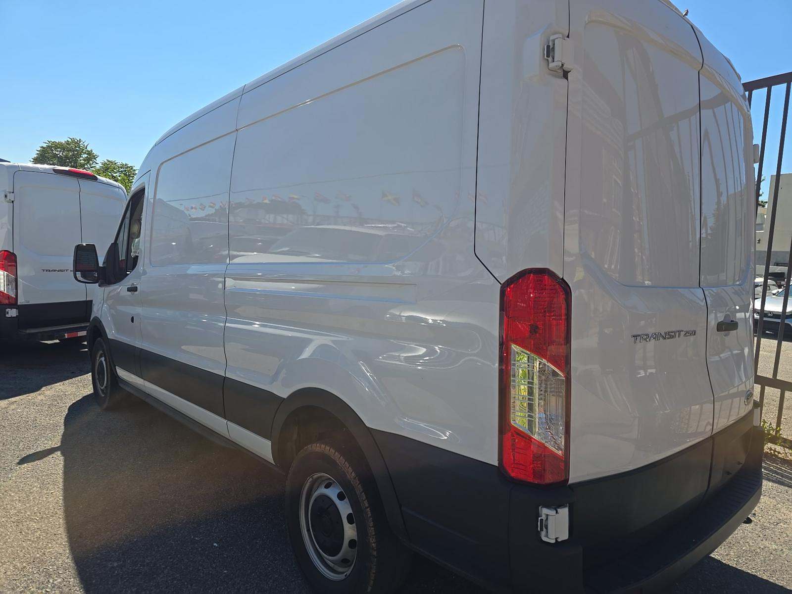FORD TRANSIT 250 - 2