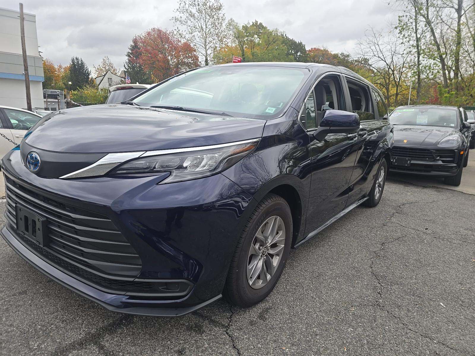 2024 Toyota Sienna LE AWD