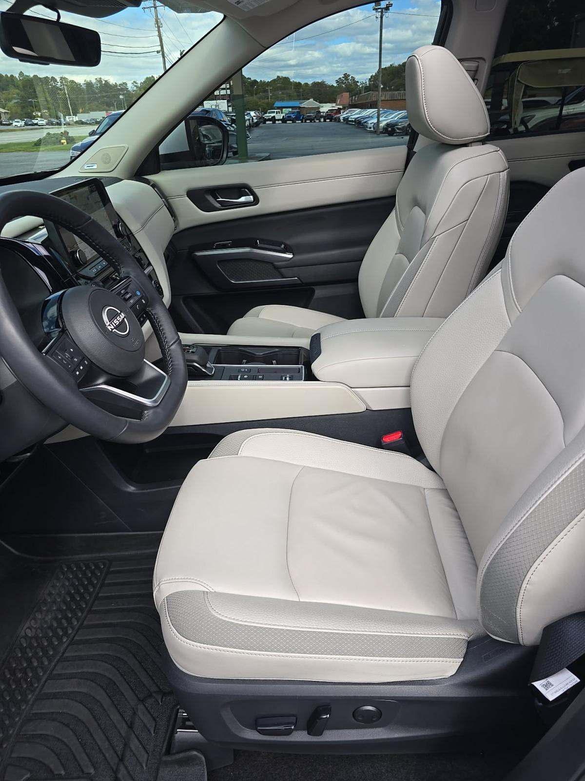 2025 Nissan Pathfinder SL FWD