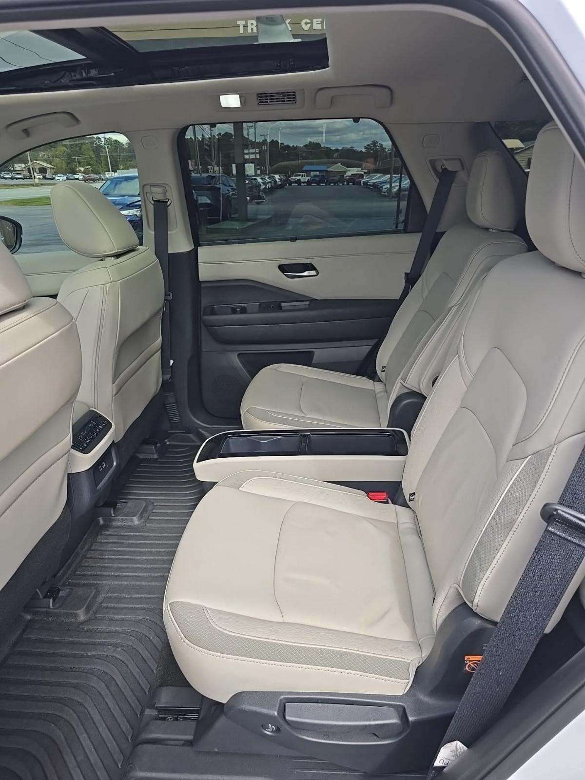 2025 Nissan Pathfinder SL FWD