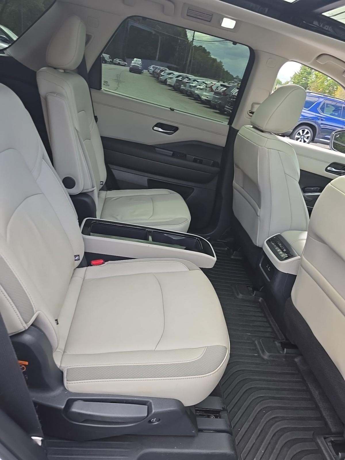 2025 Nissan Pathfinder SL FWD