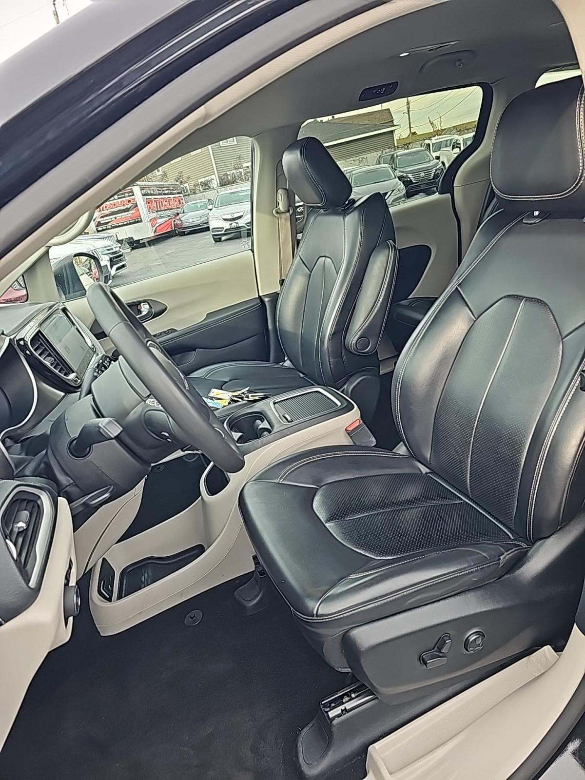 2023 Chrysler Pacifica Hybrid Touring L FWD